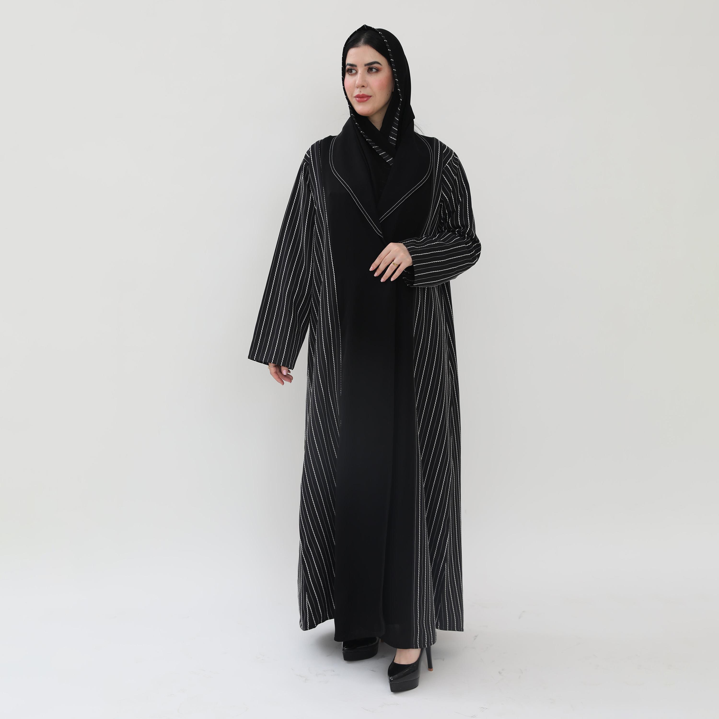 عباية بأسلوب "البليزر" بياقة مطوية وخياطة متباينة قماش كريب مع حجاب - أسود من إيليجنت حجاب-women-arabicclothing-abayas-image-5