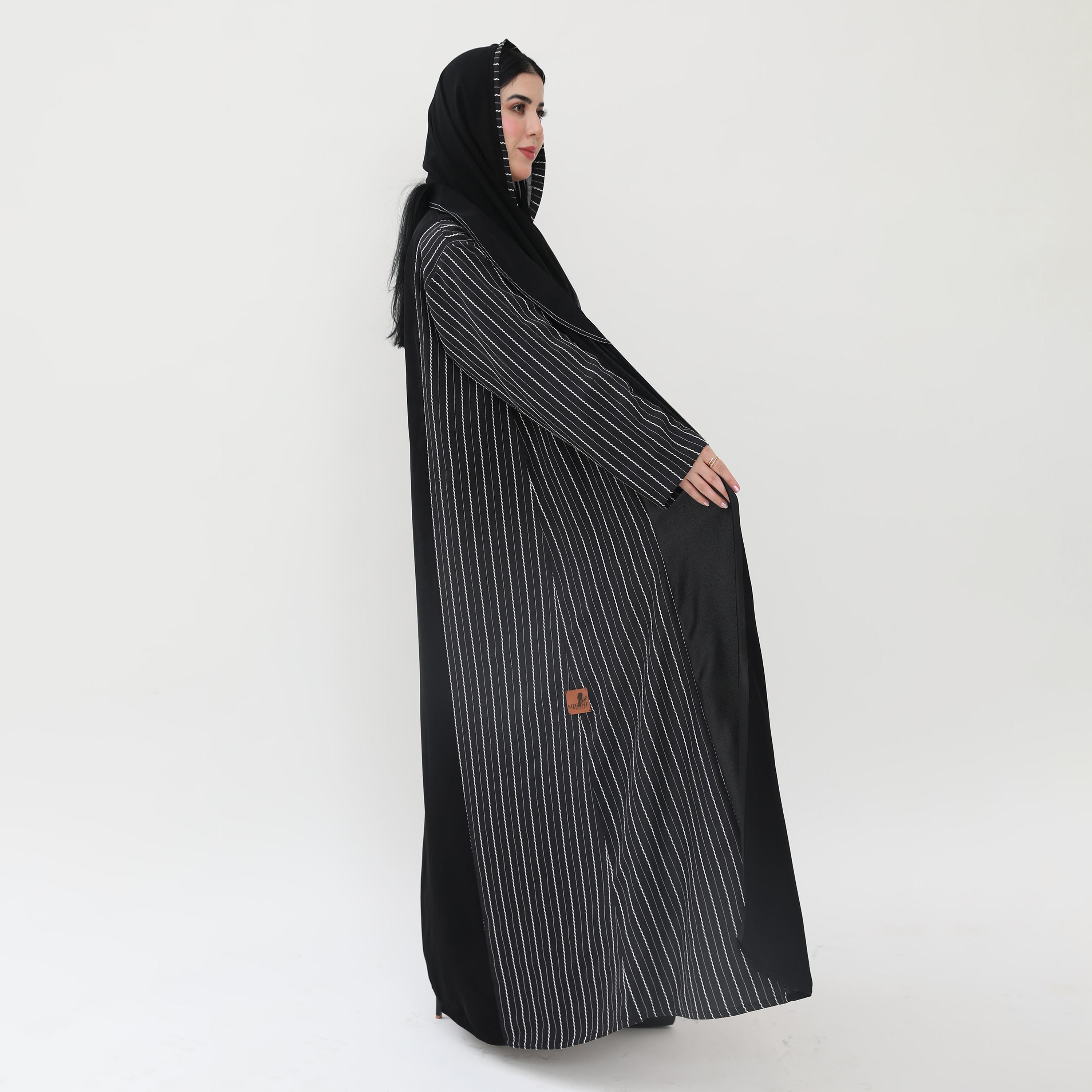 عباية بأسلوب "البليزر" بياقة مطوية وخياطة متباينة قماش كريب مع حجاب - أسود من إيليجنت حجاب-women-arabicclothing-abayas-image-6