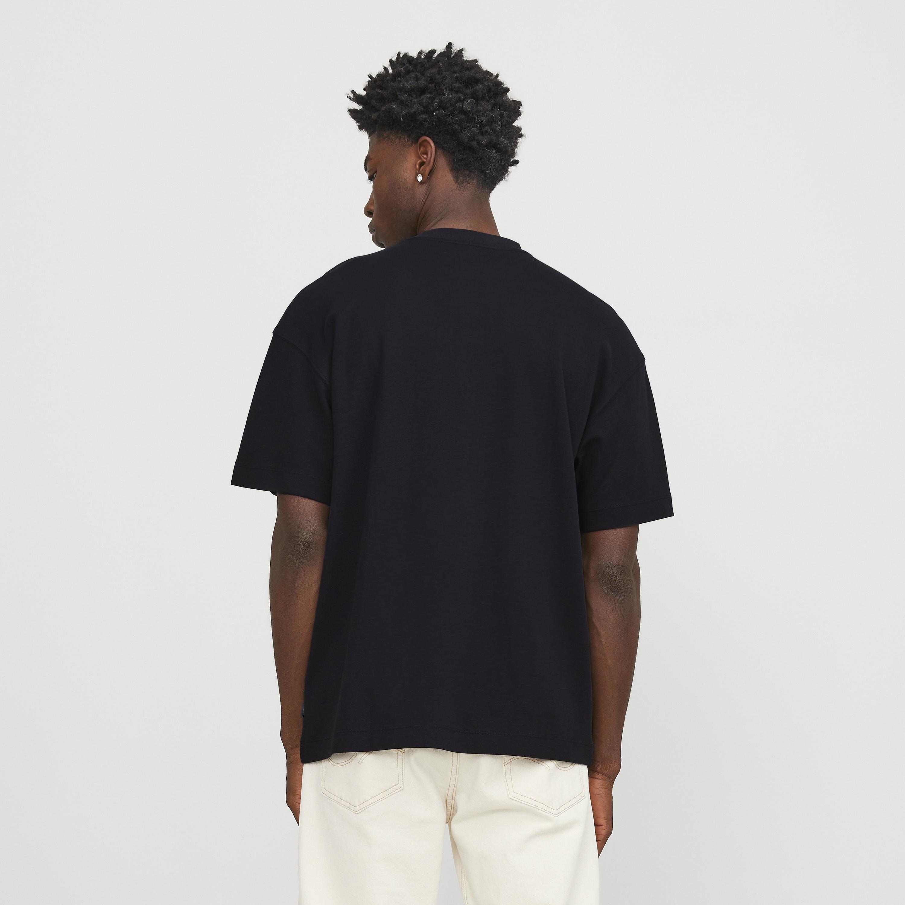 تيشرت رجالي سادة بياقة مستديرة وأكمام قصيرة من جاك آند جونز-men-clothing-tshirtsandpolos-tshirts-image-4
