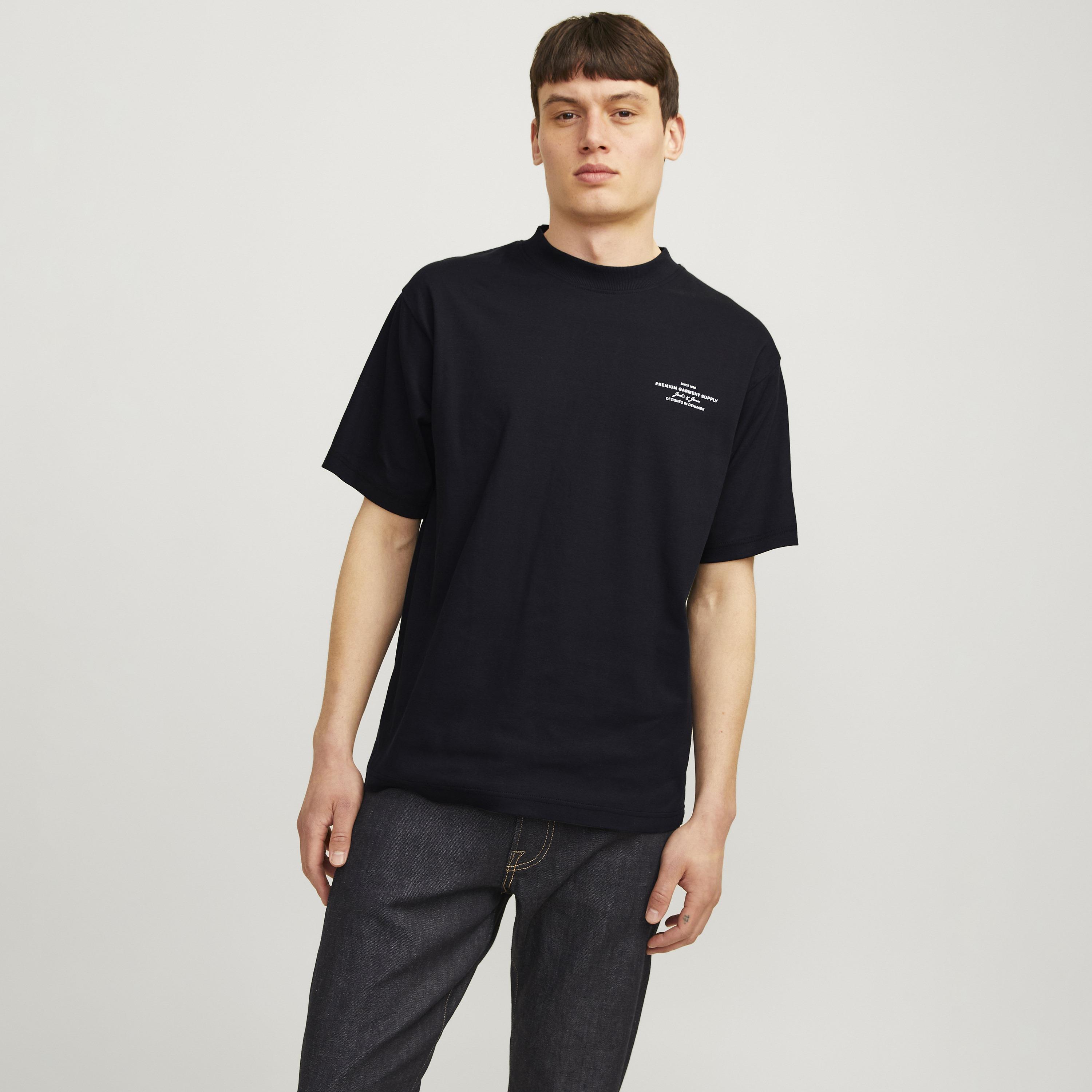 تيشرت رجالي بطبعة طبوغرافية وياقة مستديرة وأكمام قصيرة من جاك آند جونز-men-clothing-tshirtsandpolos-tshirts-image-1