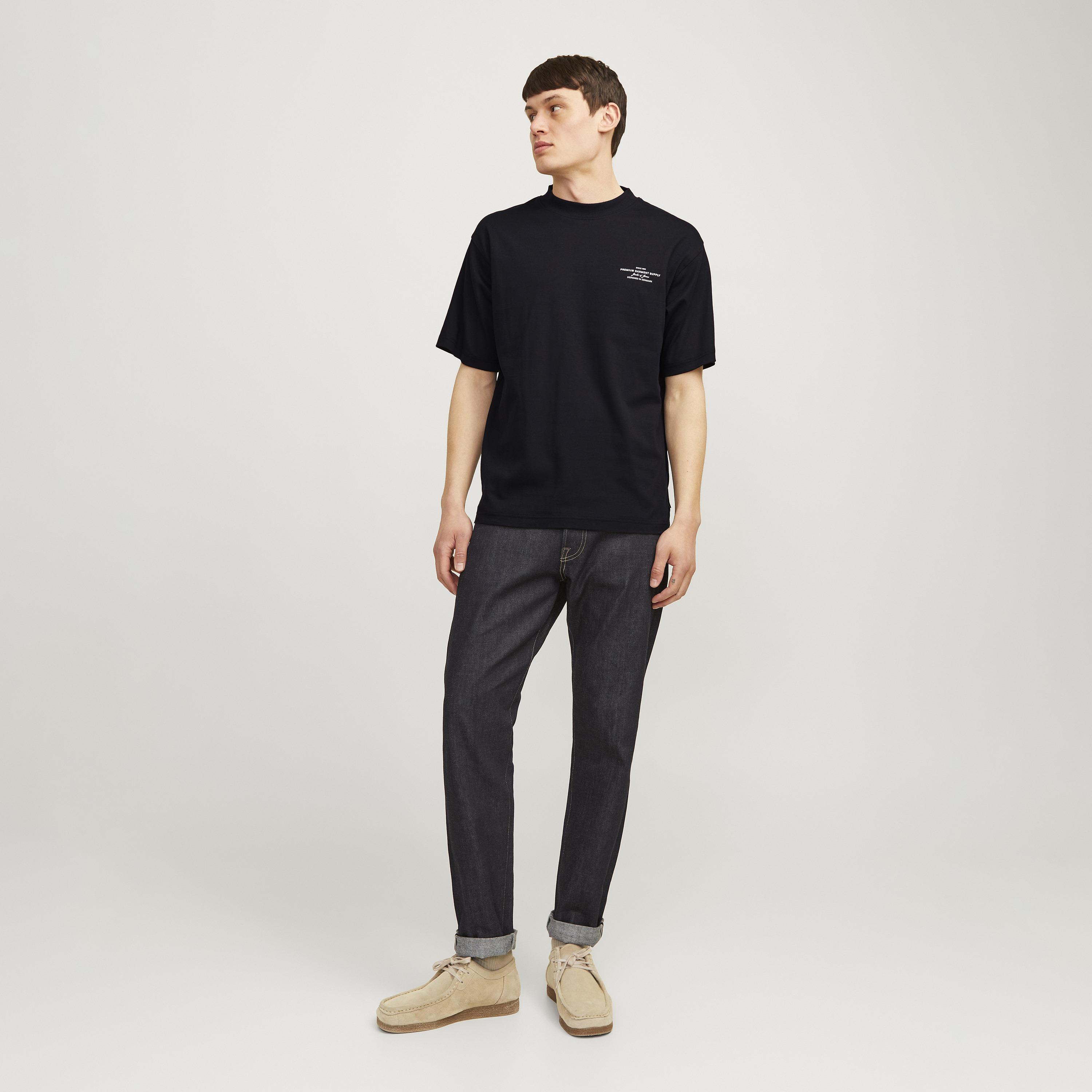 تيشرت رجالي بطبعة طبوغرافية وياقة مستديرة وأكمام قصيرة من جاك آند جونز-men-clothing-tshirtsandpolos-tshirts-image-2