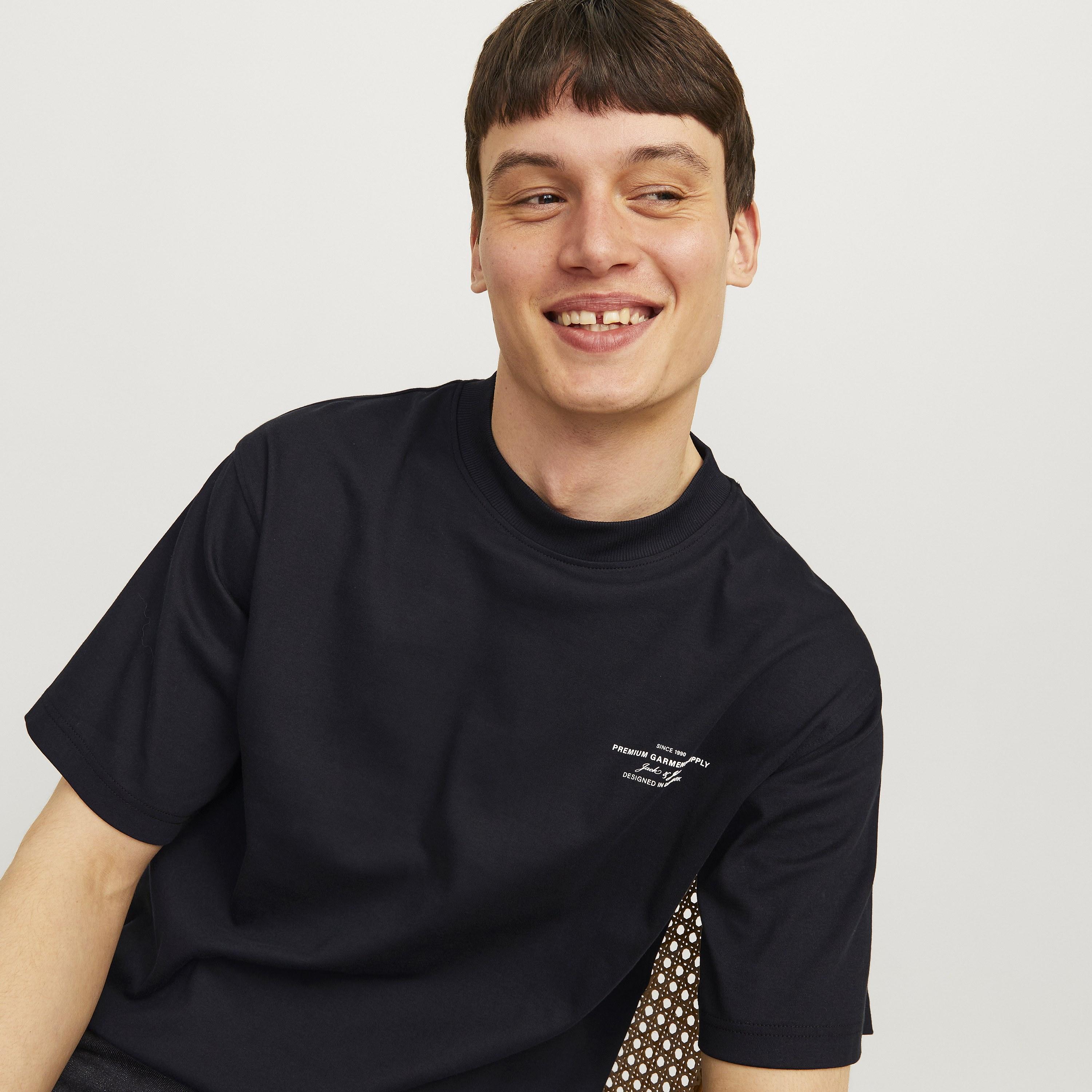 تيشرت رجالي بطبعة طبوغرافية وياقة مستديرة وأكمام قصيرة من جاك آند جونز-men-clothing-tshirtsandpolos-tshirts-image-3