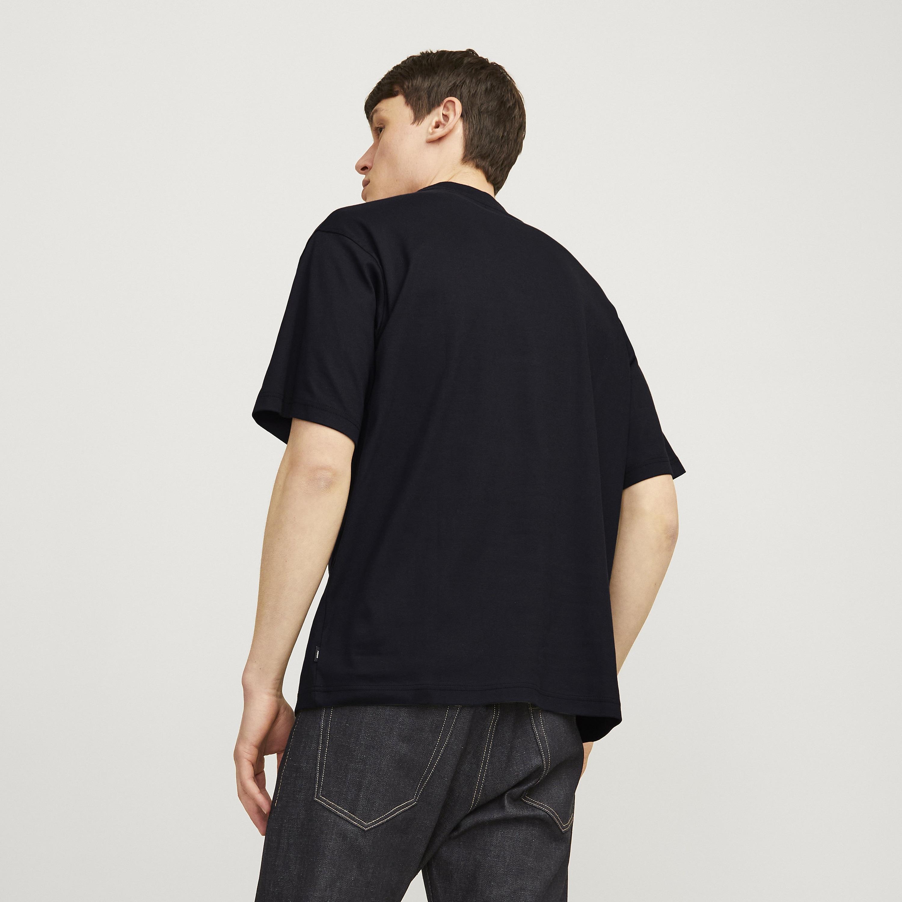 تيشرت رجالي بطبعة طبوغرافية وياقة مستديرة وأكمام قصيرة من جاك آند جونز-men-clothing-tshirtsandpolos-tshirts-image-4
