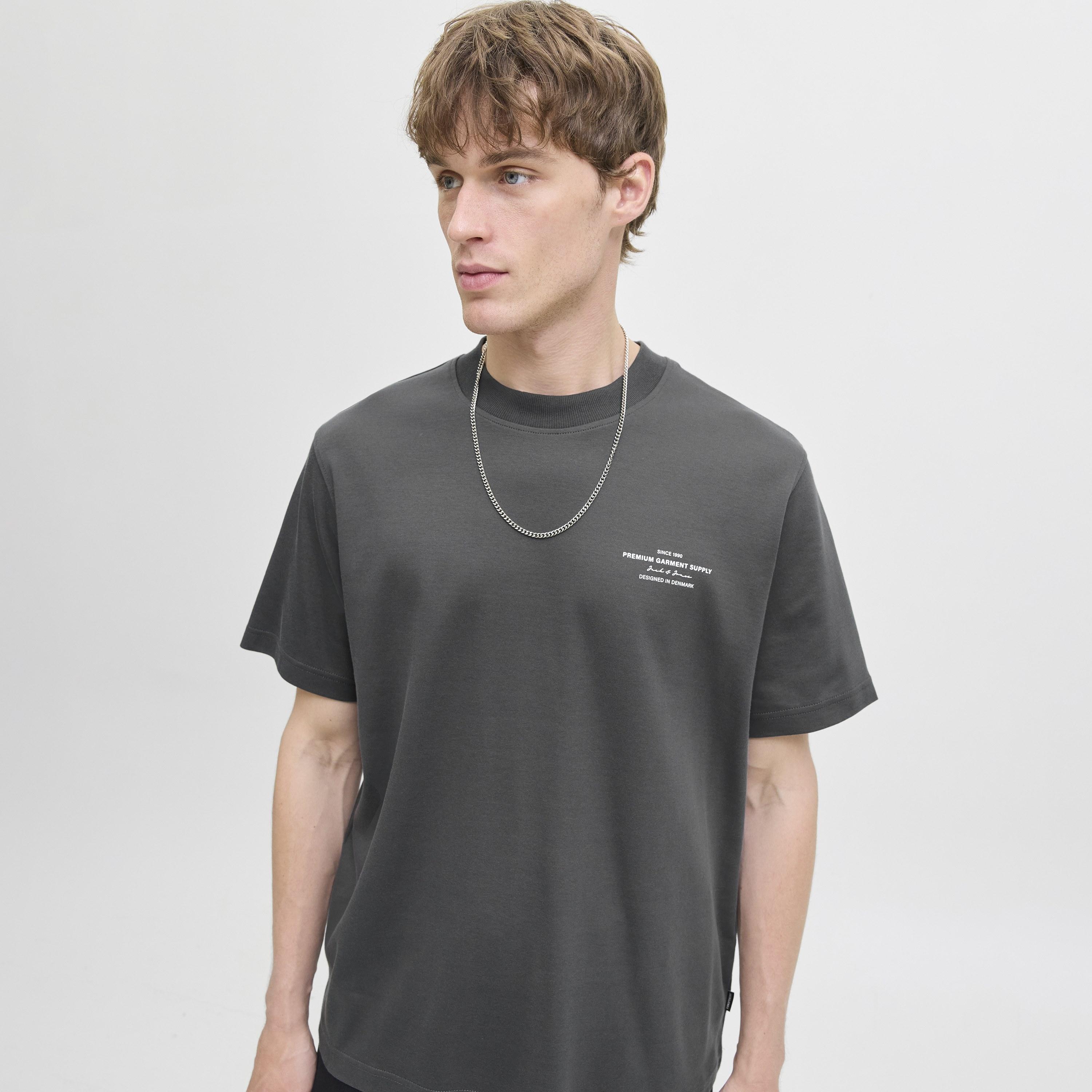 تيشرت رجالي بطبعة طبوغرافية وياقة مستديرة وأكمام قصيرة من جاك آند جونز-men-clothing-tshirtsandpolos-tshirts-image-32