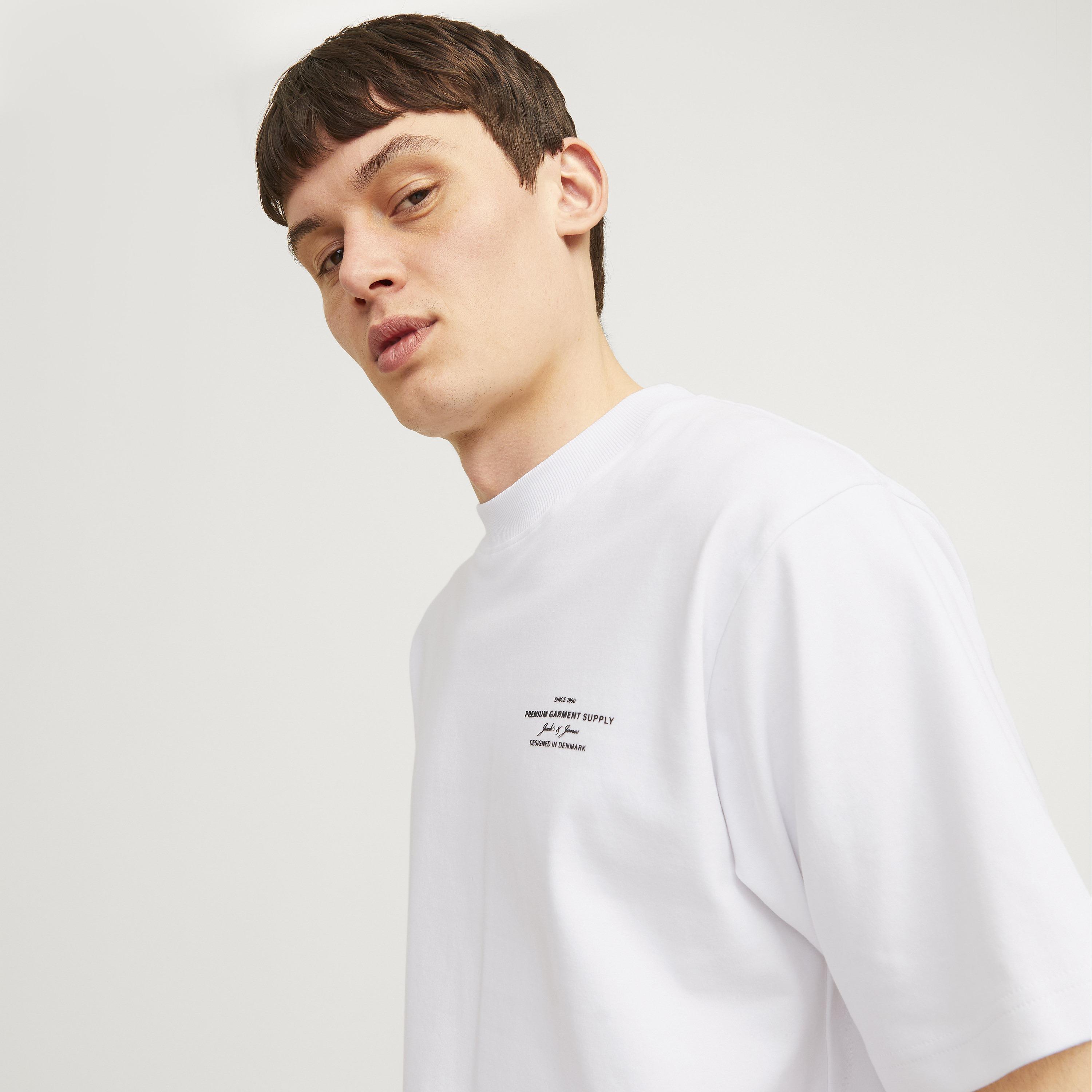 تيشرت رجالي بطبعة طبوغرافية وياقة مستديرة وأكمام قصيرة من جاك آند جونز-men-clothing-tshirtsandpolos-tshirts-image-10