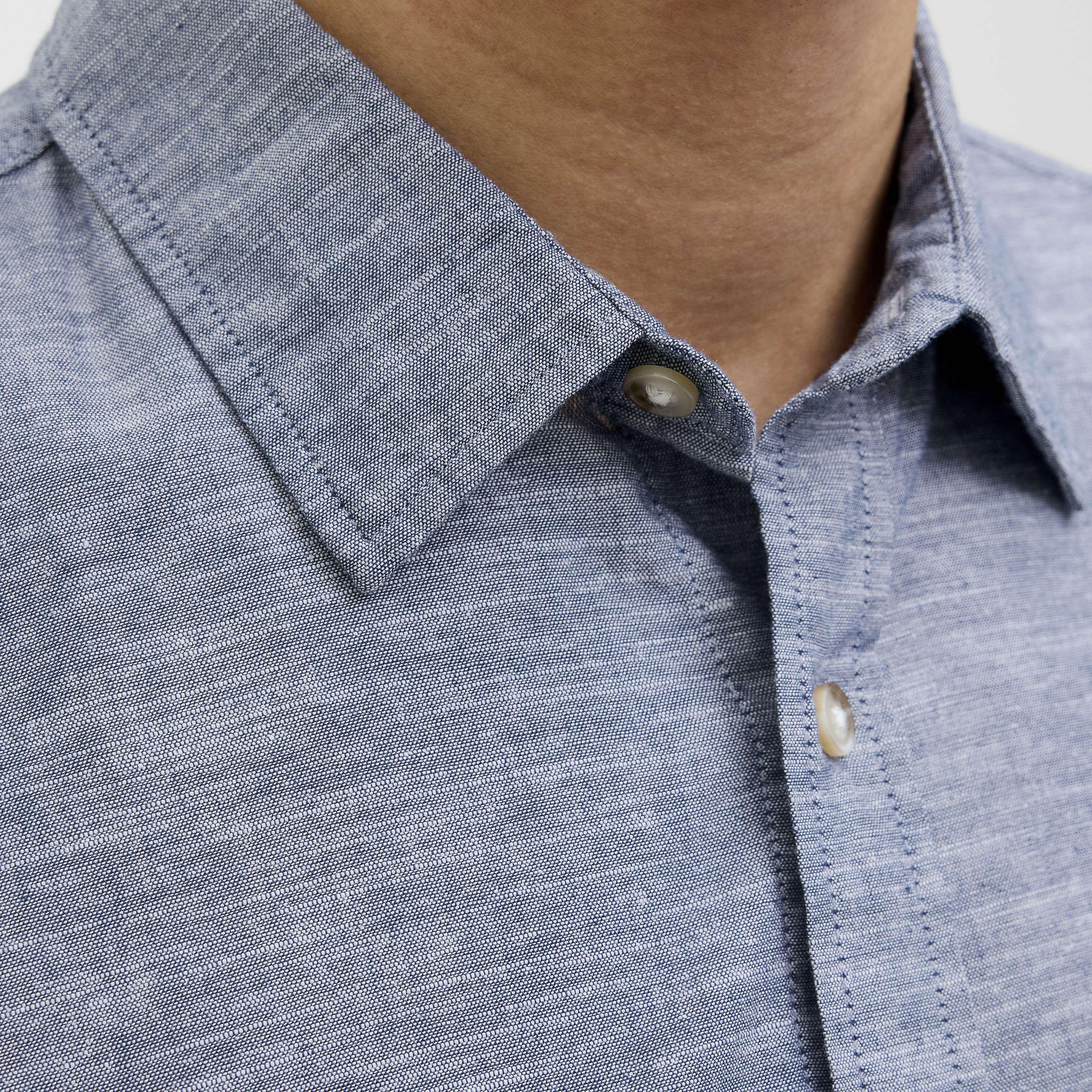 قميص رجالي بقصة مريحة (ريلاكسد فيت) سادة بياقة مفرودة وأكمام طويلة من جاك آند جونز-men-clothing-shirts-image-21