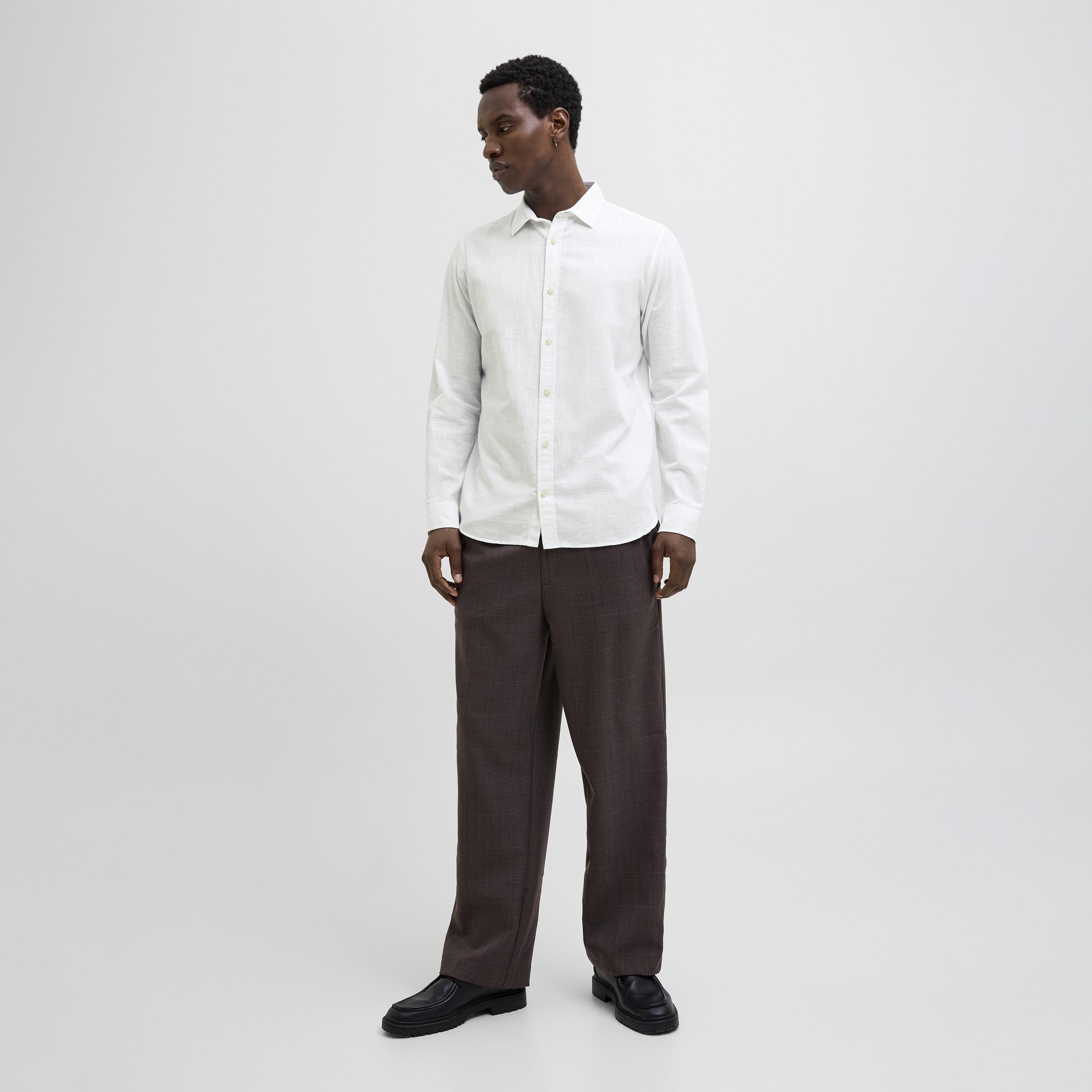 قميص رجالي بقصة مريحة (ريلاكسد فيت) سادة بياقة مفرودة وأكمام طويلة من جاك آند جونز-men-clothing-shirts-image-10