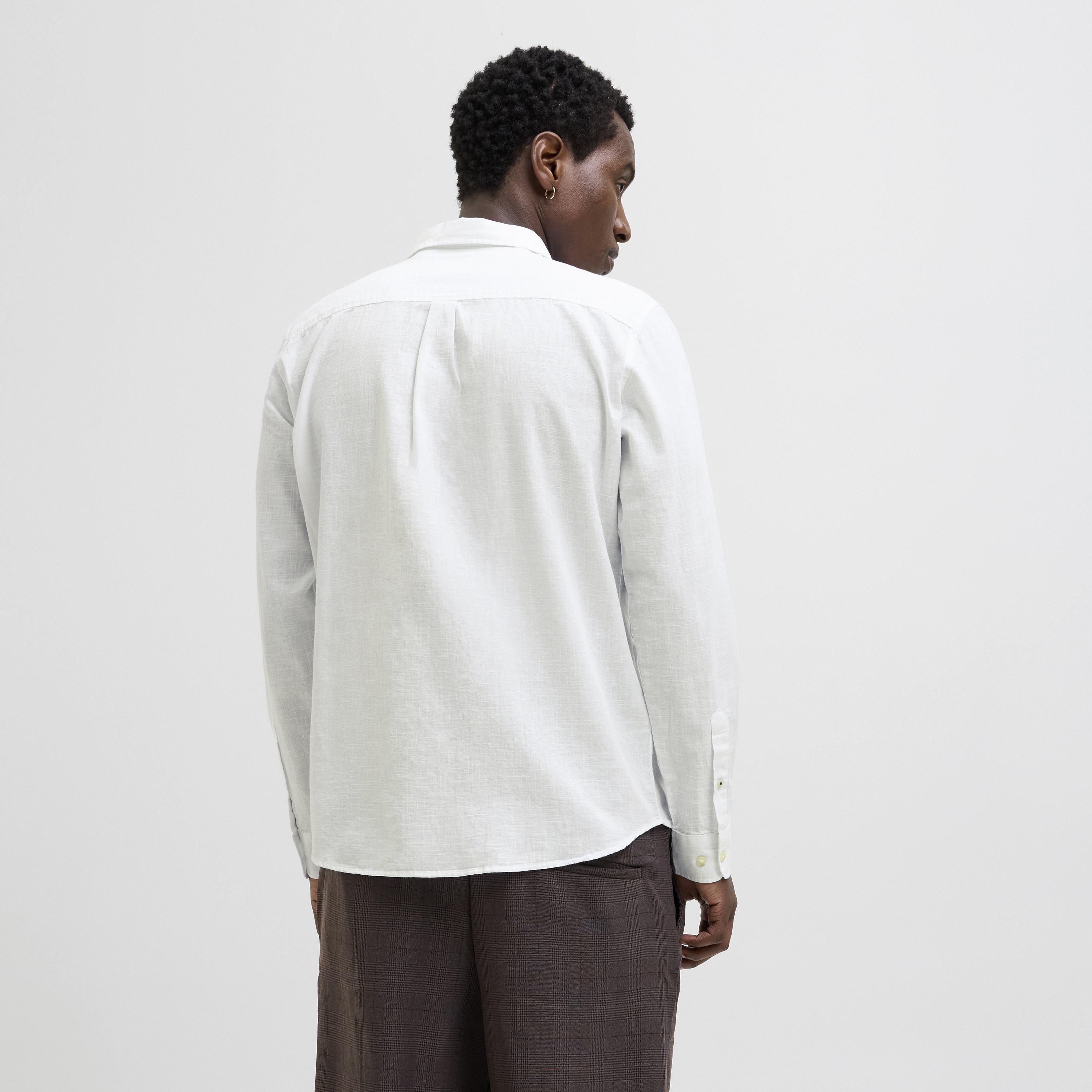 قميص رجالي بقصة مريحة (ريلاكسد فيت) سادة بياقة مفرودة وأكمام طويلة من جاك آند جونز-men-clothing-shirts-image-12
