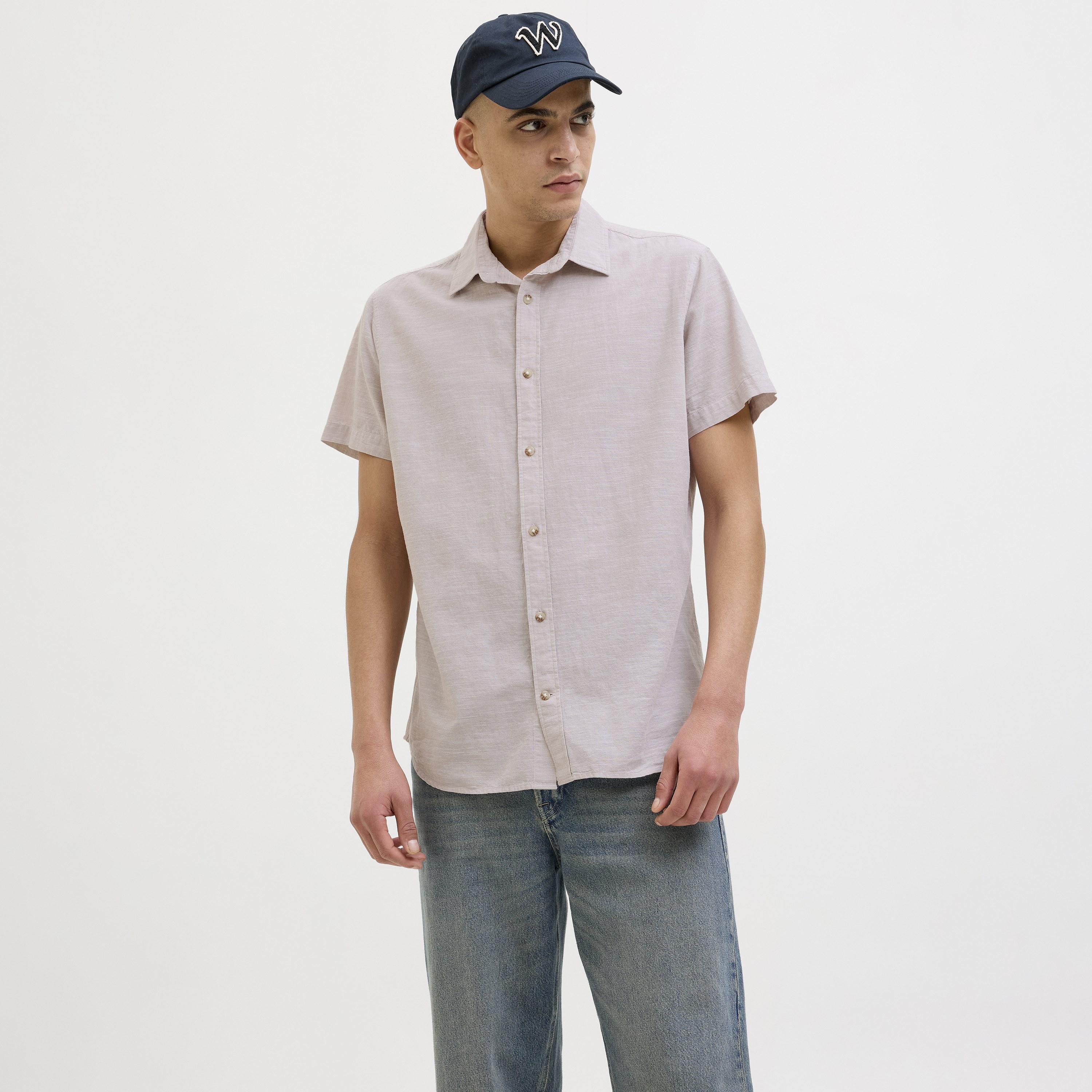 قميص رجالي بقصة مريحة (ريلاكسد فيت) سادة بياقة مفرودة وأكمام قصيرة من جاك آند جونز-men-clothing-shirts-image-1