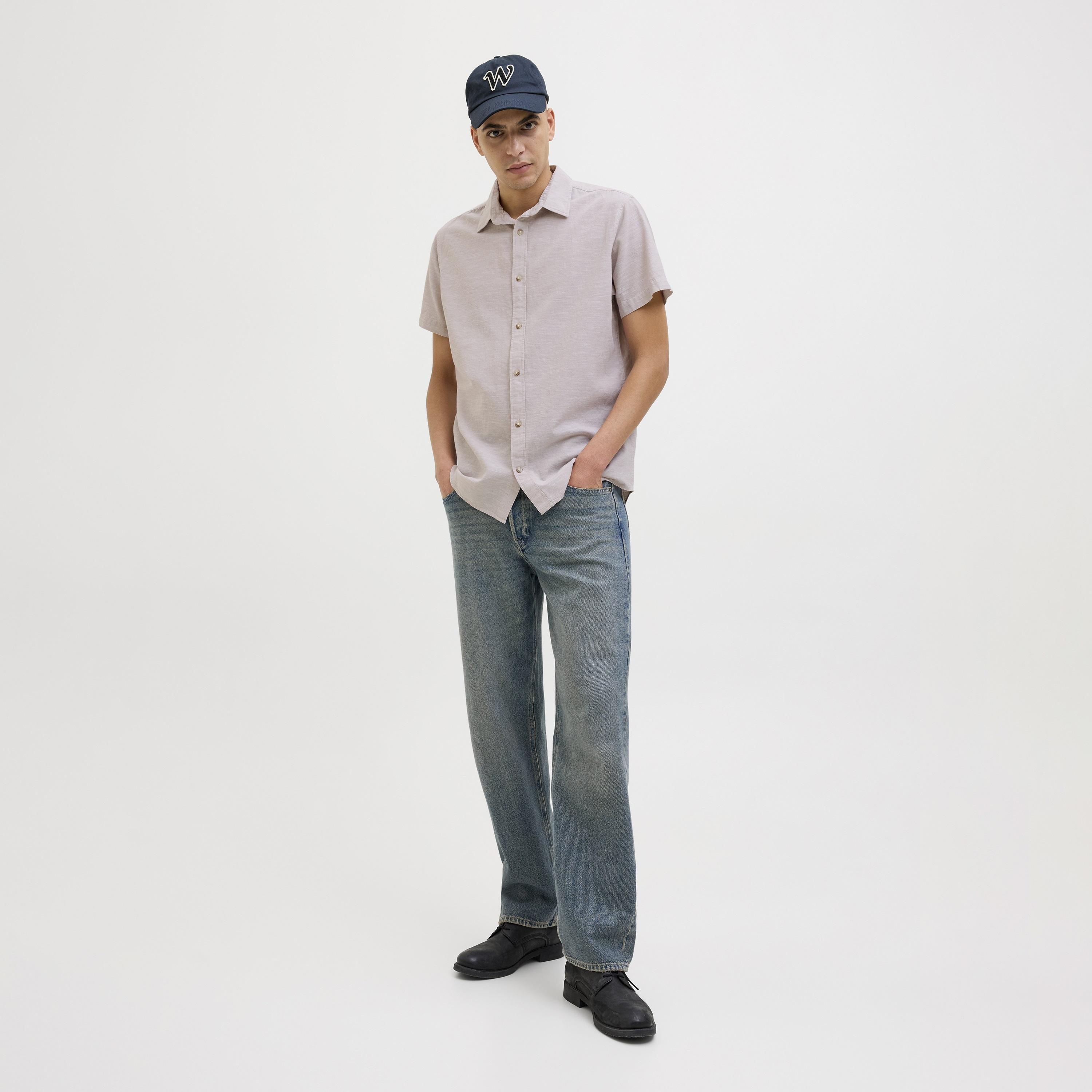 قميص رجالي بقصة مريحة (ريلاكسد فيت) سادة بياقة مفرودة وأكمام قصيرة من جاك آند جونز-men-clothing-shirts-image-2