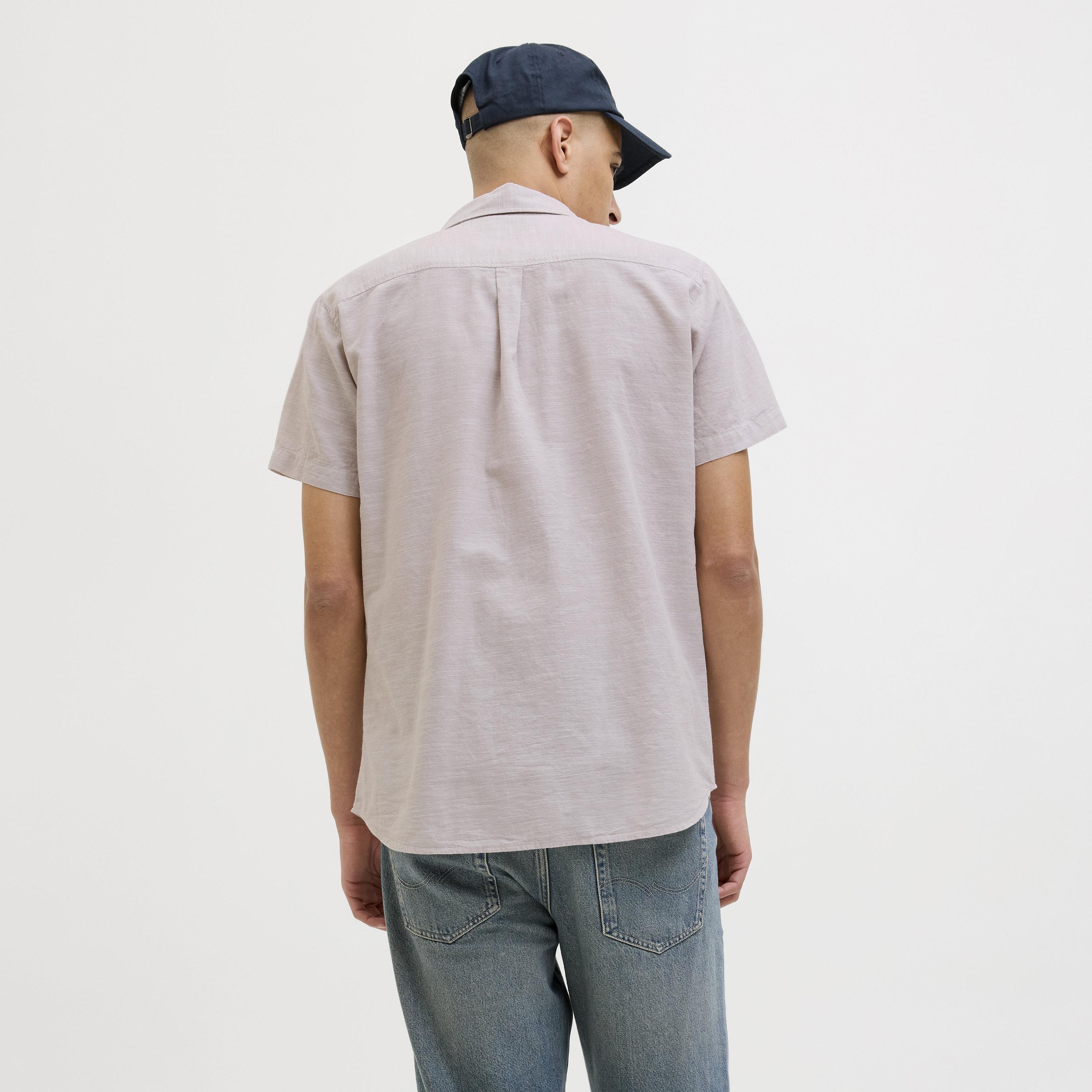 قميص رجالي بقصة مريحة (ريلاكسد فيت) سادة بياقة مفرودة وأكمام قصيرة من جاك آند جونز-men-clothing-shirts-image-4