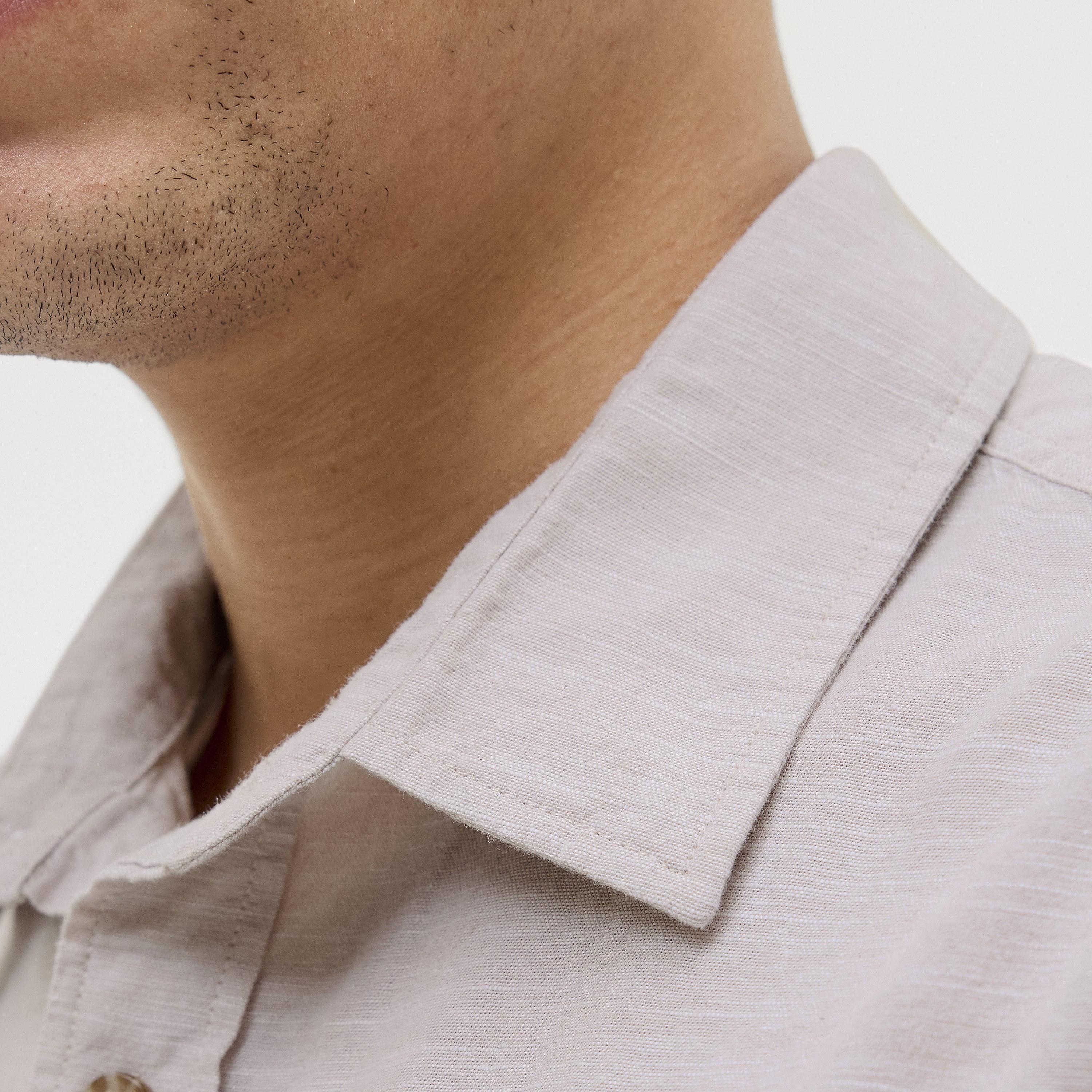 قميص رجالي بقصة مريحة (ريلاكسد فيت) سادة بياقة مفرودة وأكمام قصيرة من جاك آند جونز-men-clothing-shirts-image-5