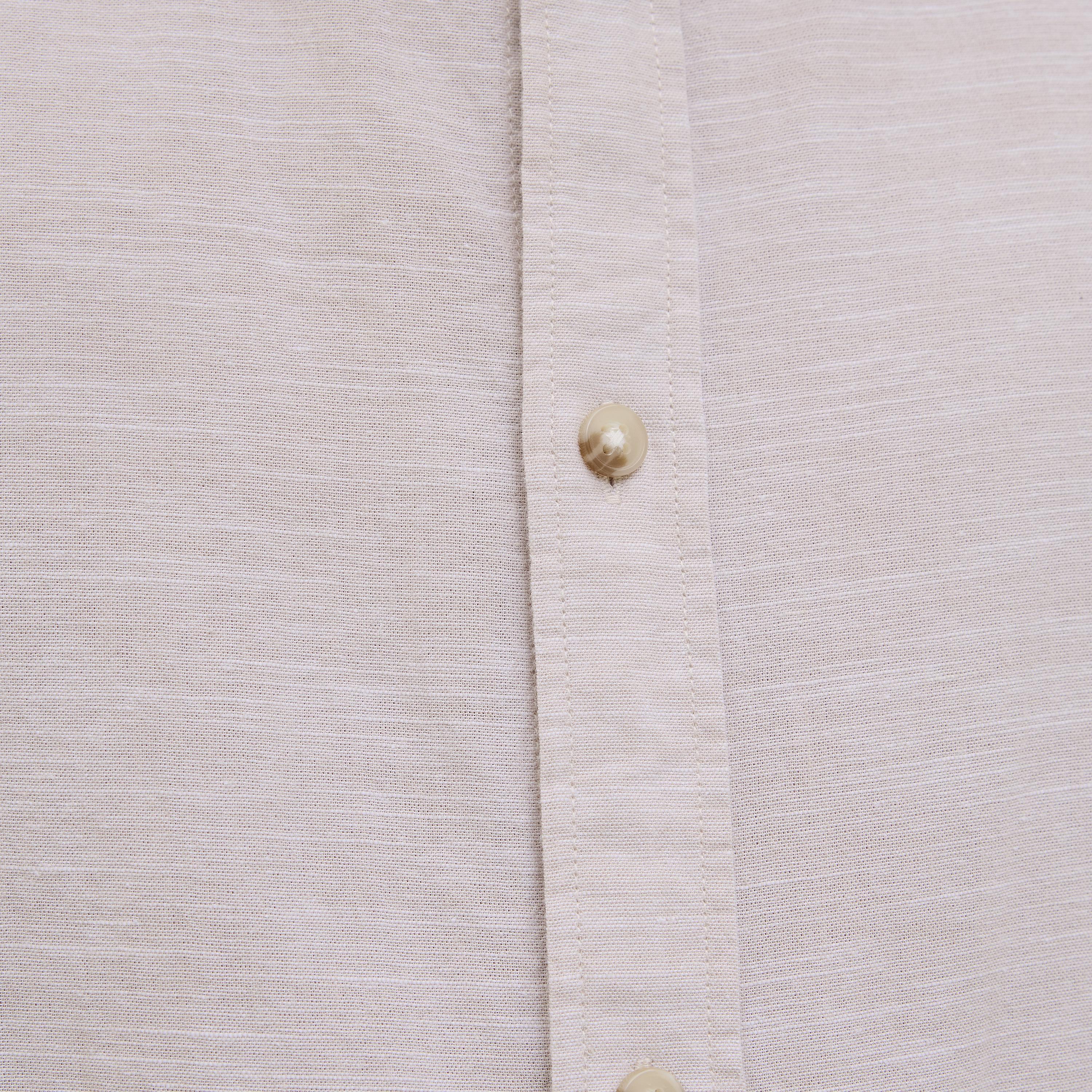 قميص رجالي بقصة مريحة (ريلاكسد فيت) سادة بياقة مفرودة وأكمام قصيرة من جاك آند جونز-men-clothing-shirts-image-6