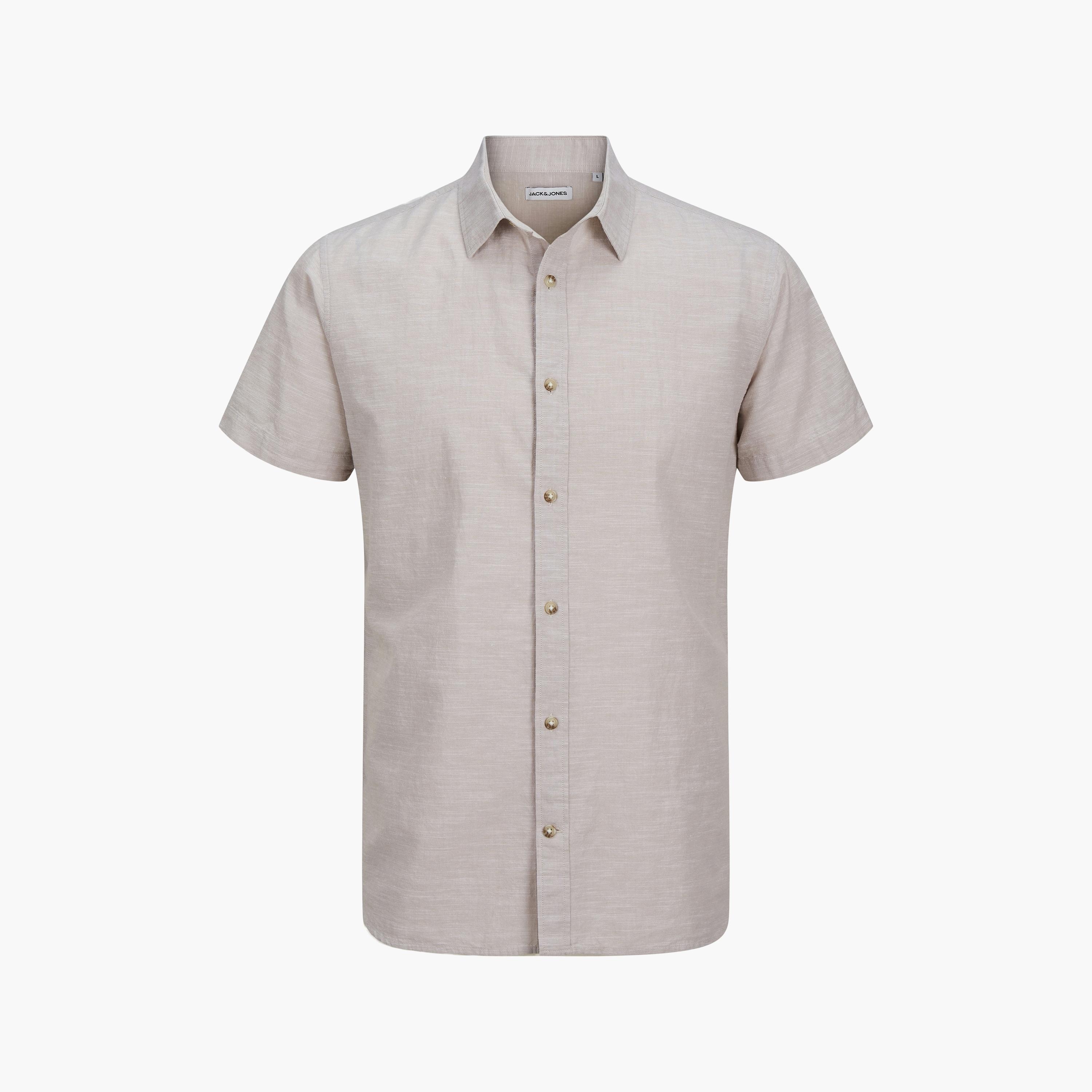 قميص رجالي بقصة مريحة (ريلاكسد فيت) سادة بياقة مفرودة وأكمام قصيرة من جاك آند جونز-men-clothing-shirts-image-7