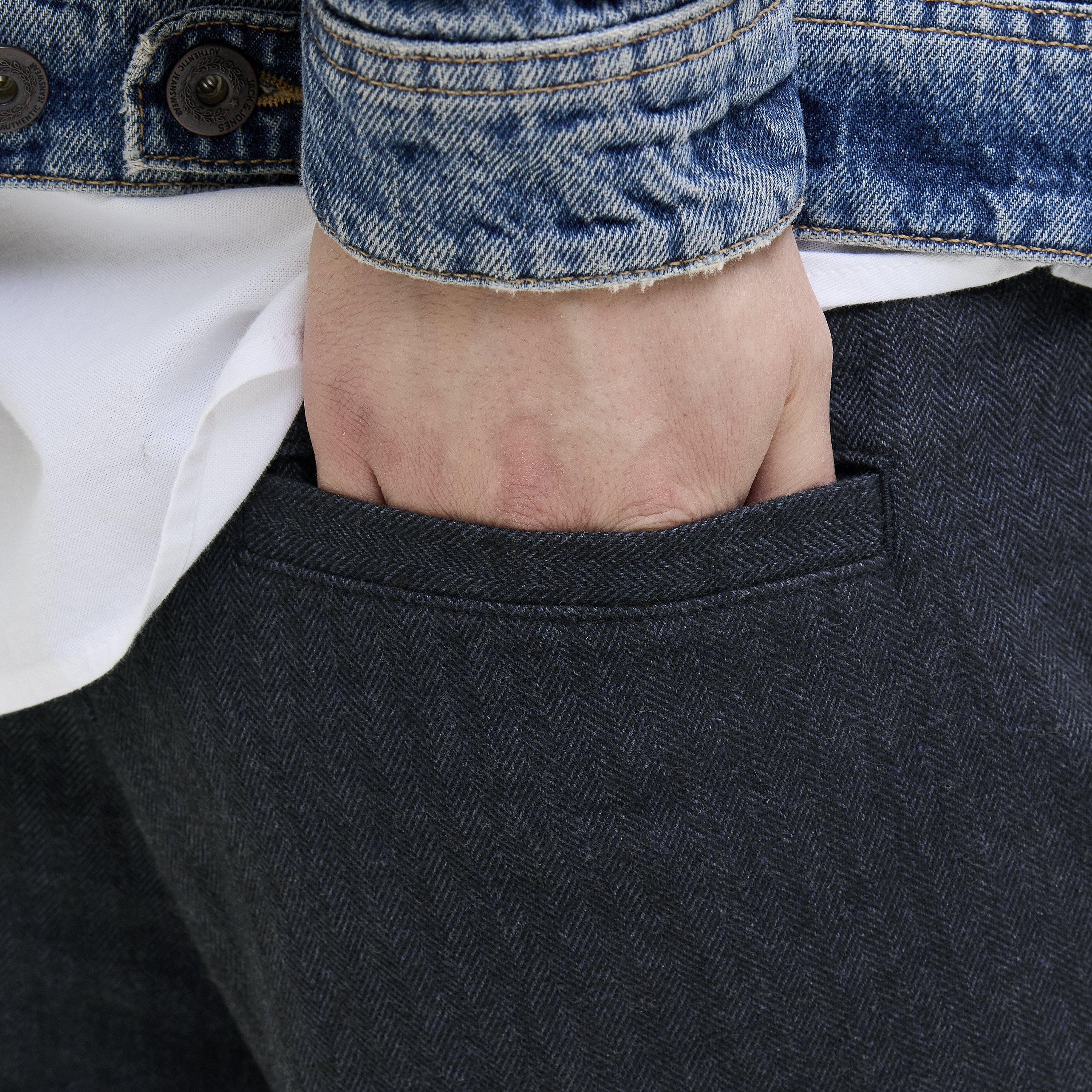 بنطال تشينو رجالي سادة بقصة جزرة (كاروت فيت) وخصر متوسط الارتفاع من جاك آند جونز-men-clothing-bottoms-trousersandchinos-chinos-image-3