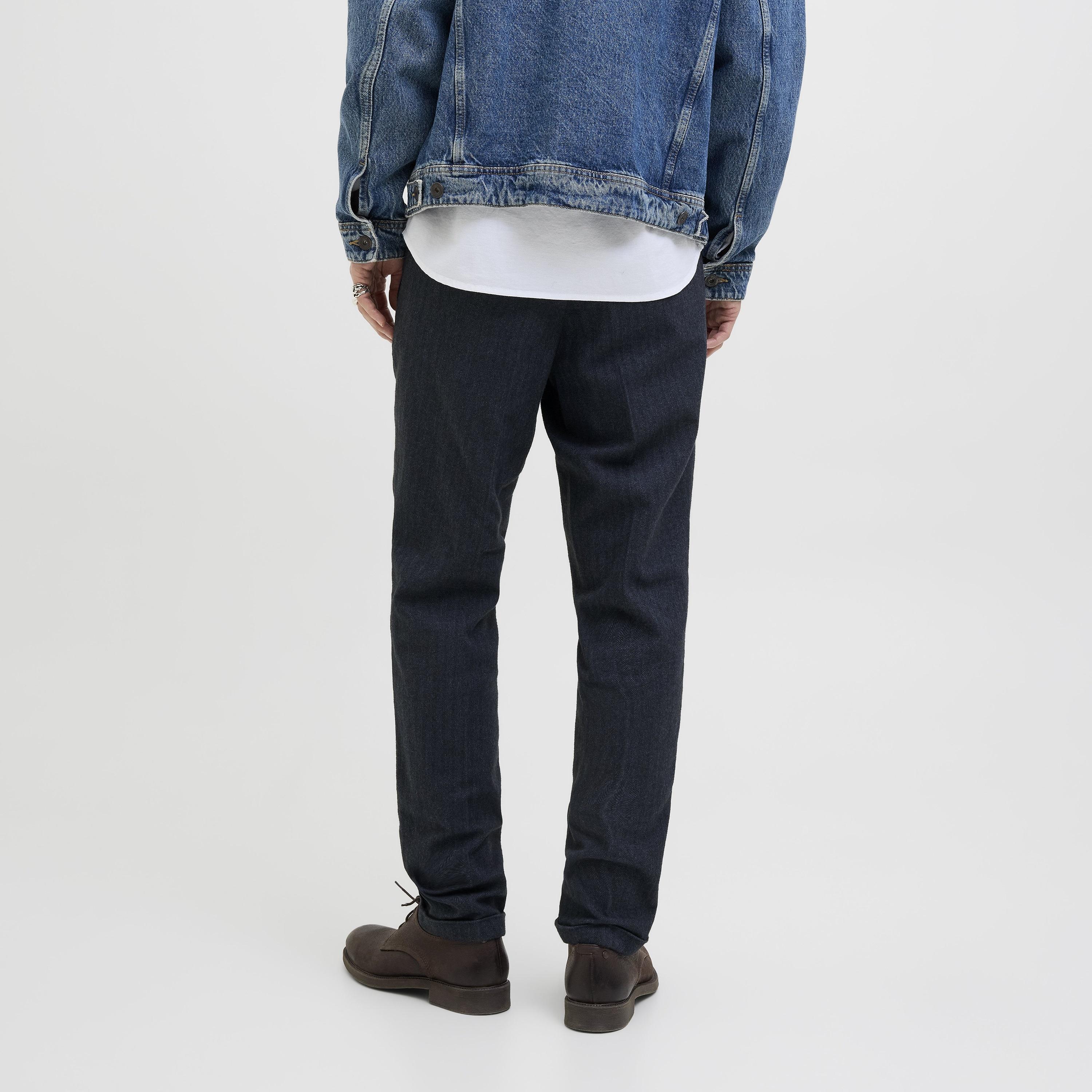 بنطال تشينو رجالي سادة بقصة جزرة (كاروت فيت) وخصر متوسط الارتفاع من جاك آند جونز-men-clothing-bottoms-trousersandchinos-chinos-image-4