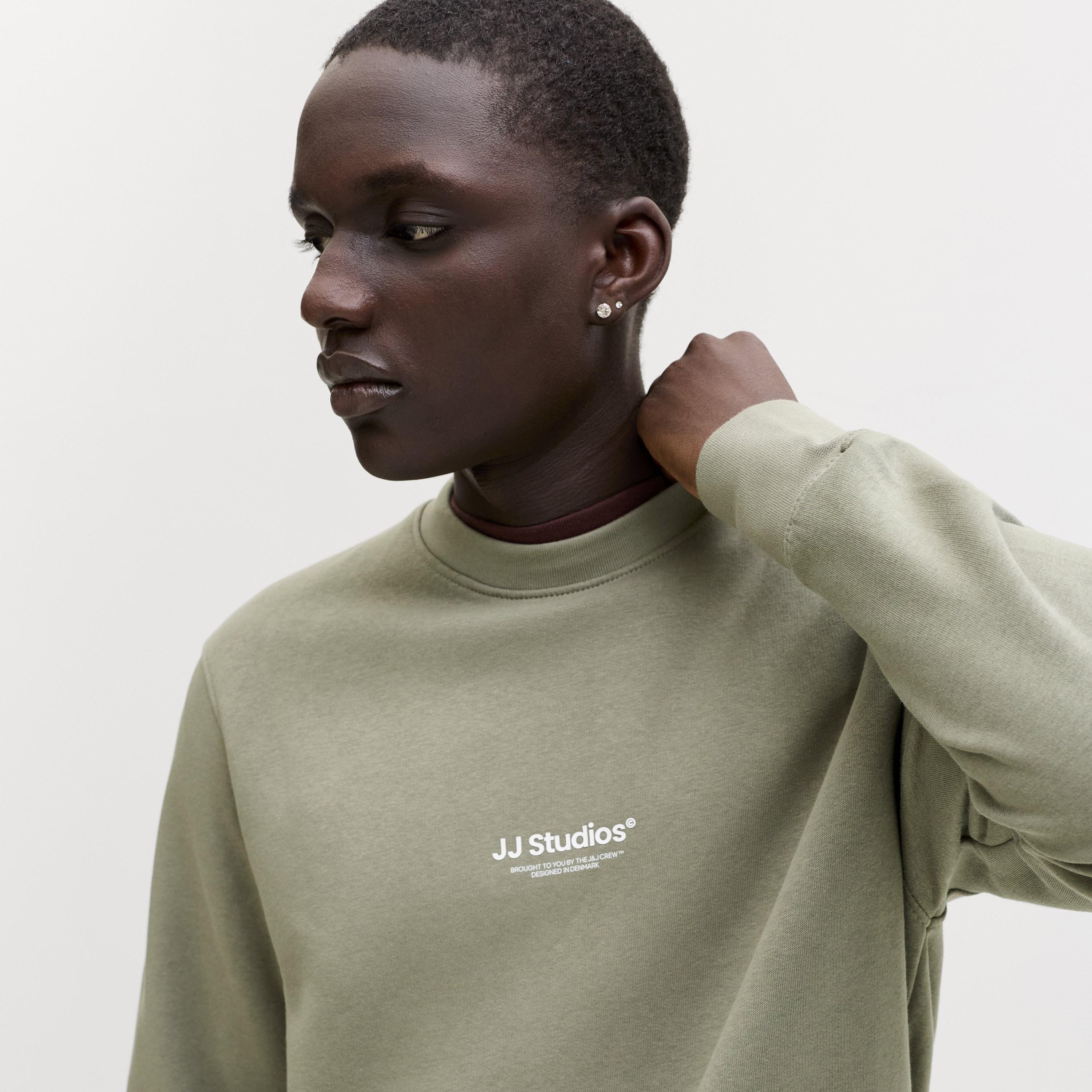 سويت شيرت رجالي جاك آند جونز سادة بياقة مستديرة وأكمام طويلة-men-winterwear-hoodiesandsweatshirts-image-26