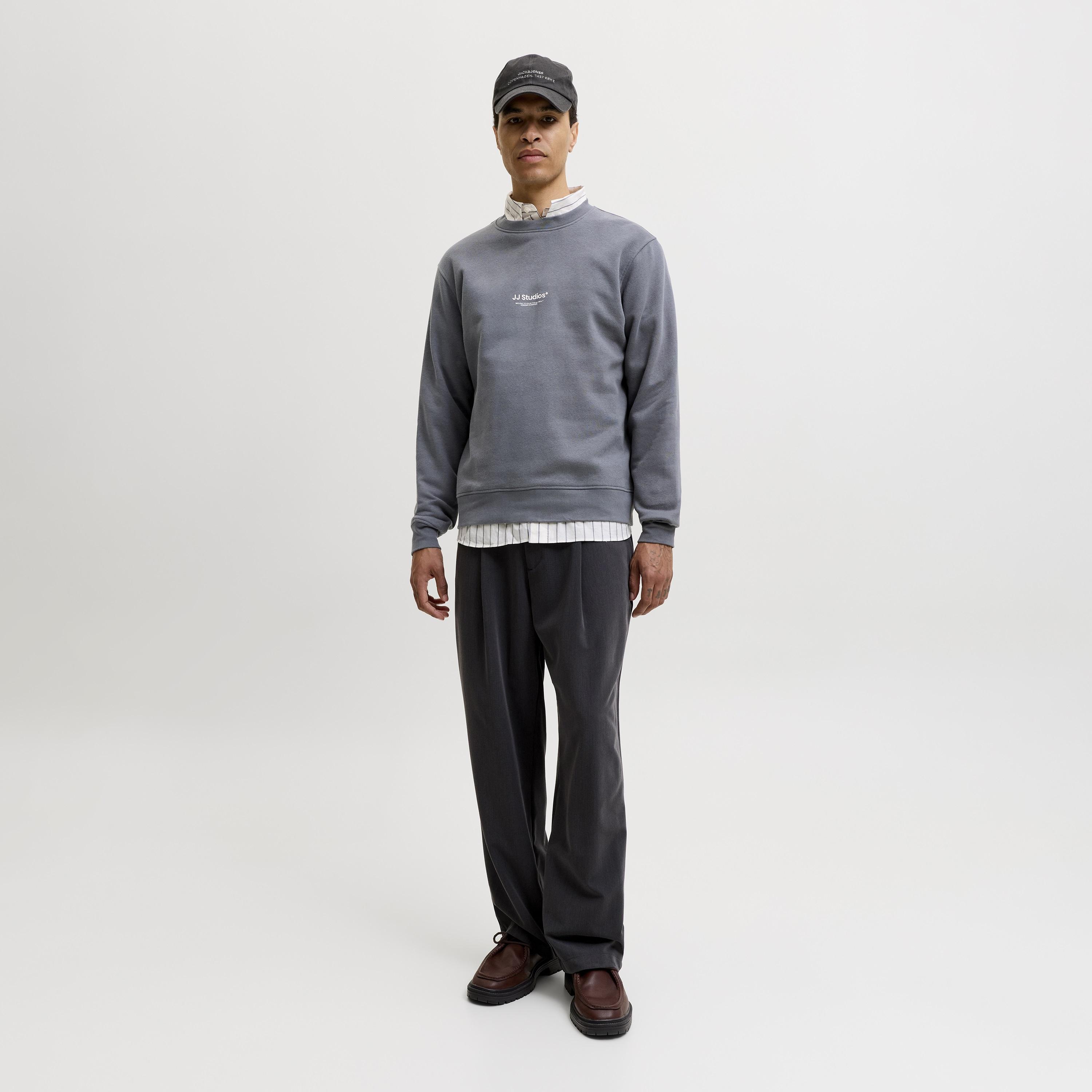 سويت شيرت رجالي جاك آند جونز سادة بياقة مستديرة وأكمام طويلة-men-winterwear-hoodiesandsweatshirts-image-31