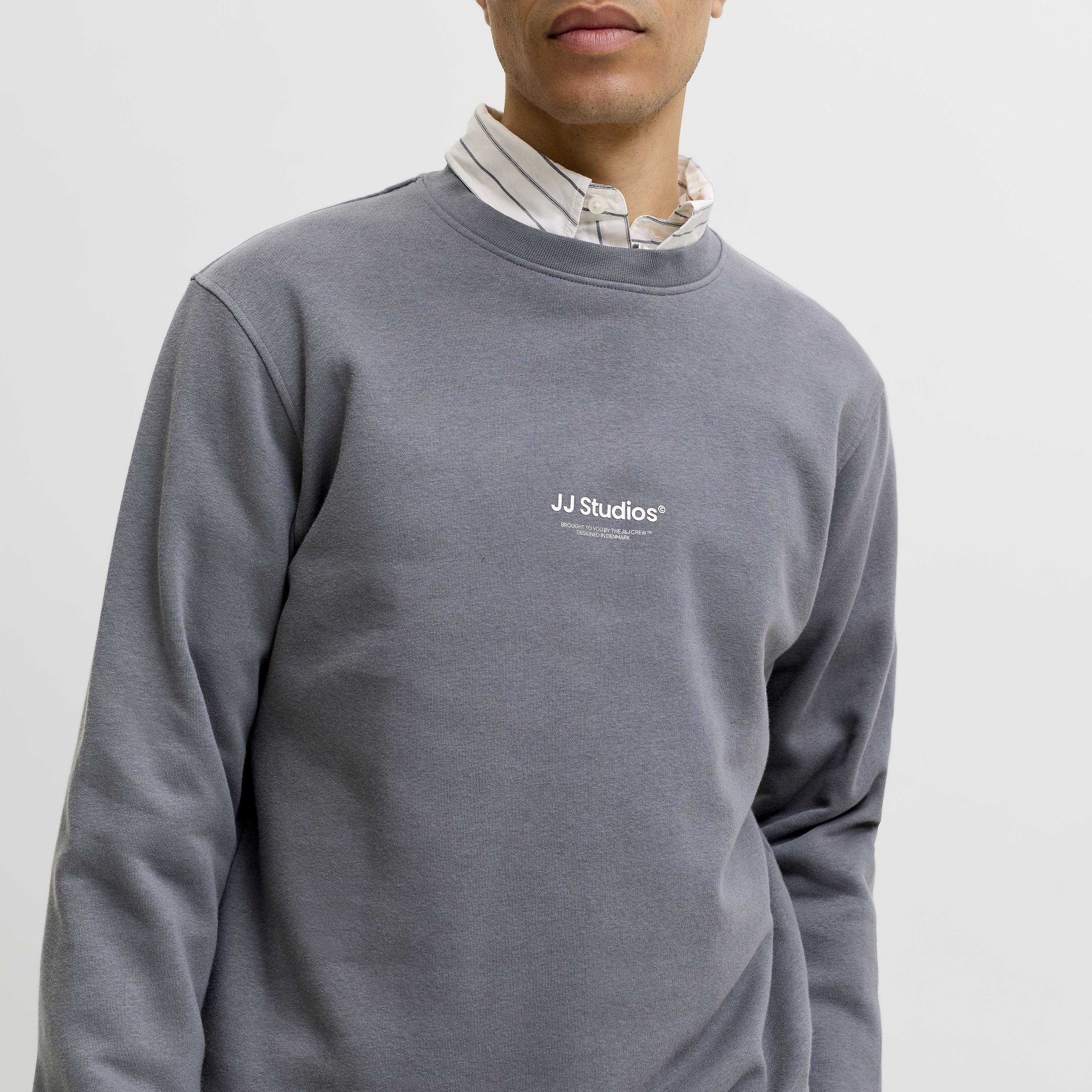 سويت شيرت رجالي جاك آند جونز سادة بياقة مستديرة وأكمام طويلة-men-winterwear-hoodiesandsweatshirts-image-32