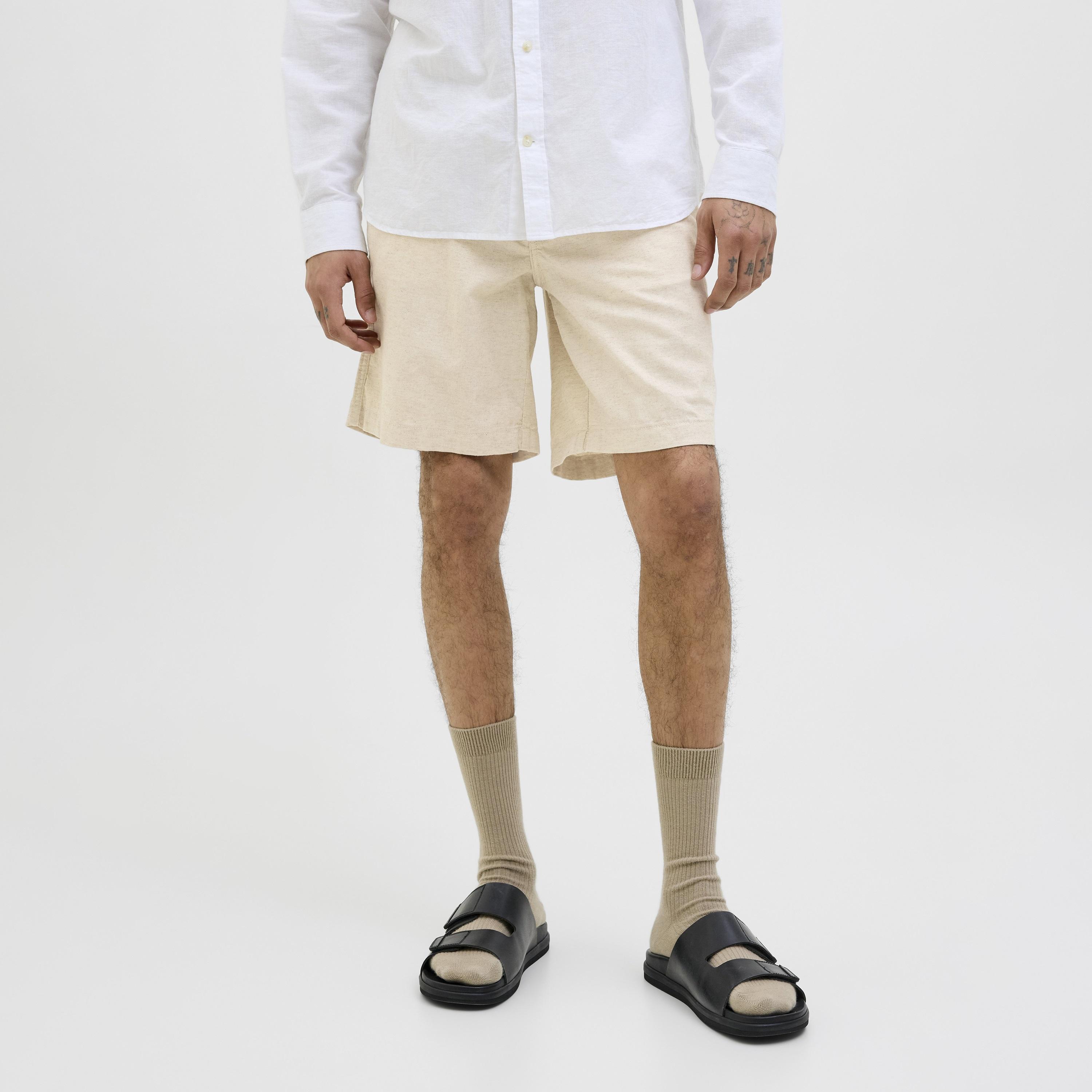 شورت رجالي سادة بخصر متوسط الارتفاع مع زر وسحاب للإغلاق من جاك آند جونز-men-clothing-bottoms-shorts-image-1