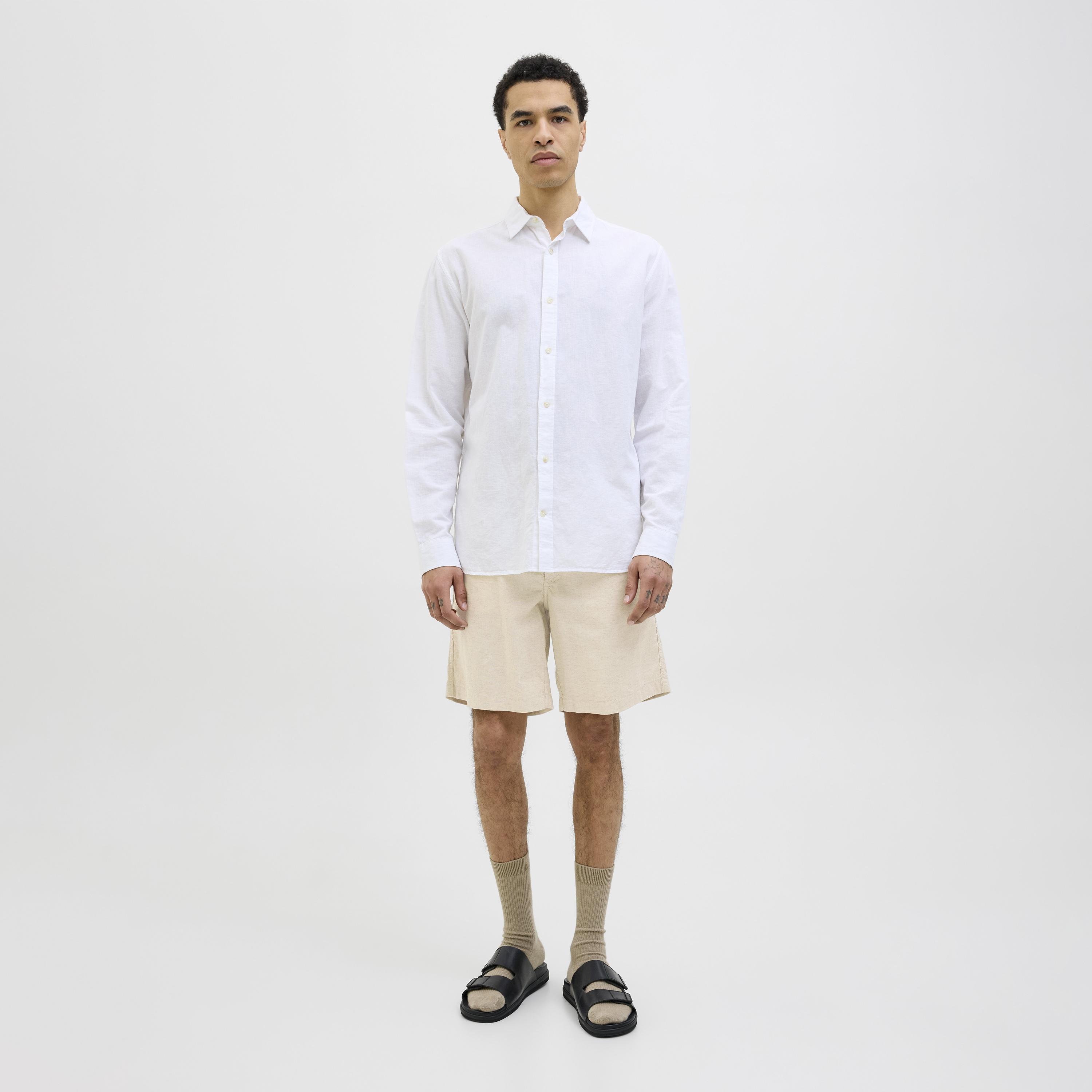 شورت رجالي سادة بخصر متوسط الارتفاع مع زر وسحاب للإغلاق من جاك آند جونز-men-clothing-bottoms-shorts-image-2