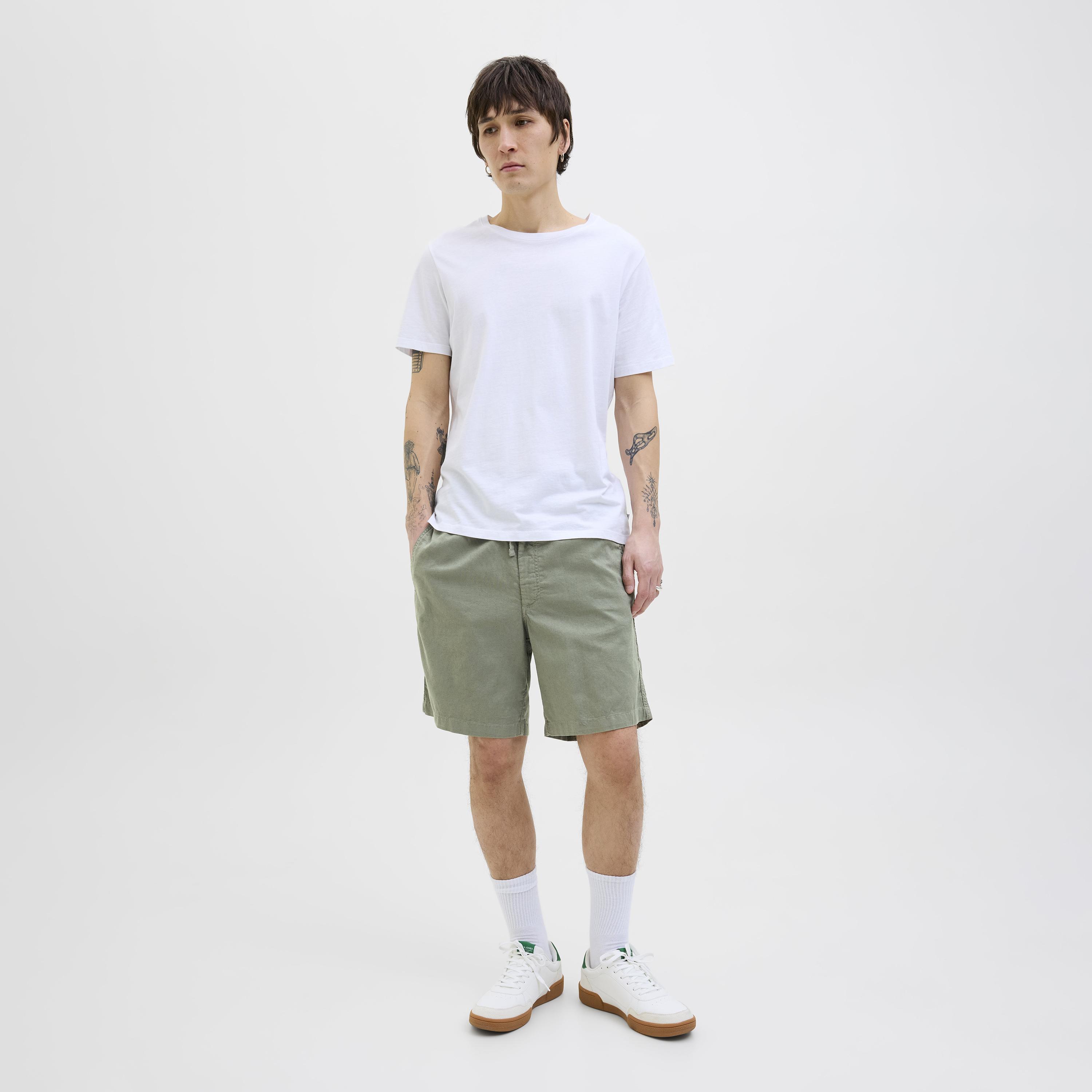 شورت رجالي سادة بخصر متوسط الارتفاع مع زر وسحاب للإغلاق من جاك آند جونز-men-clothing-bottoms-shorts-image-2