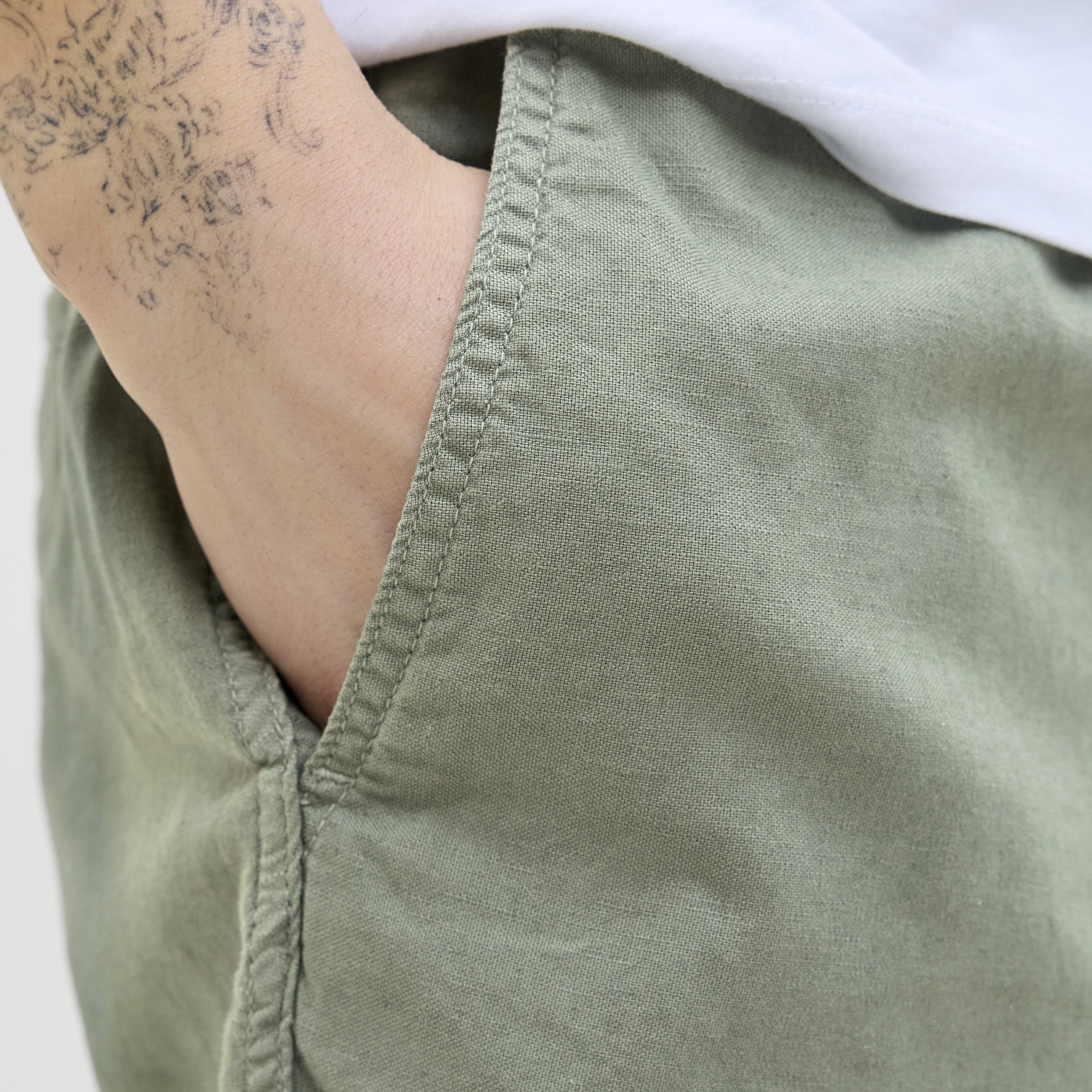 شورت رجالي سادة بخصر متوسط الارتفاع مع زر وسحاب للإغلاق من جاك آند جونز-men-clothing-bottoms-shorts-image-3