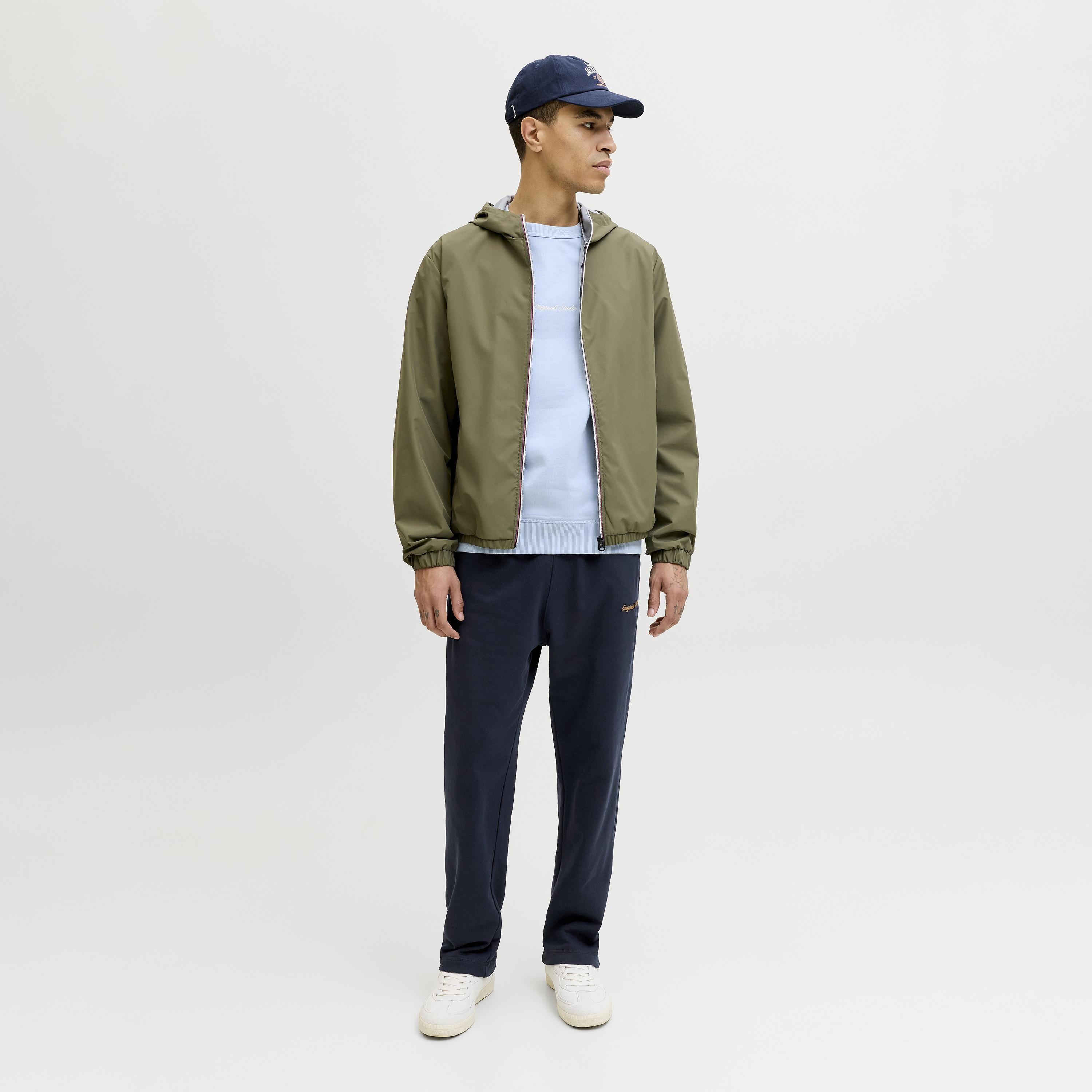 بنطلون رياضي رجالي سادة بخصر متوسط الارتفاع برباط من جاك آند جونز-men-clothing-joggers-image-17