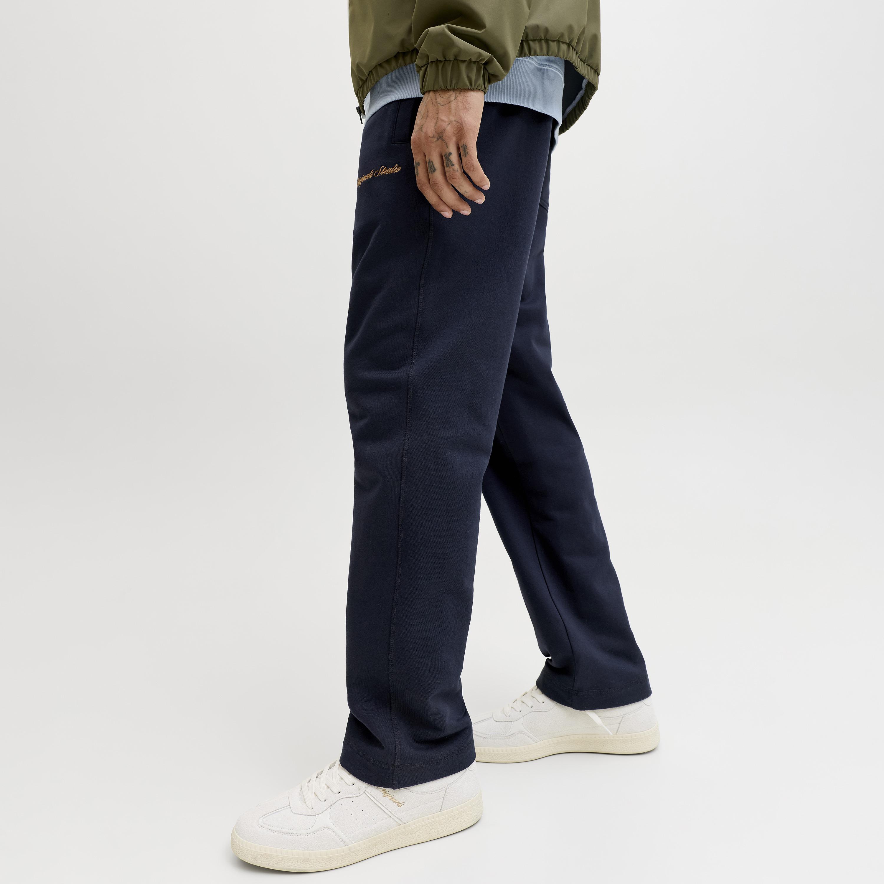 بنطلون رياضي رجالي سادة بخصر متوسط الارتفاع برباط من جاك آند جونز-men-clothing-joggers-image-21