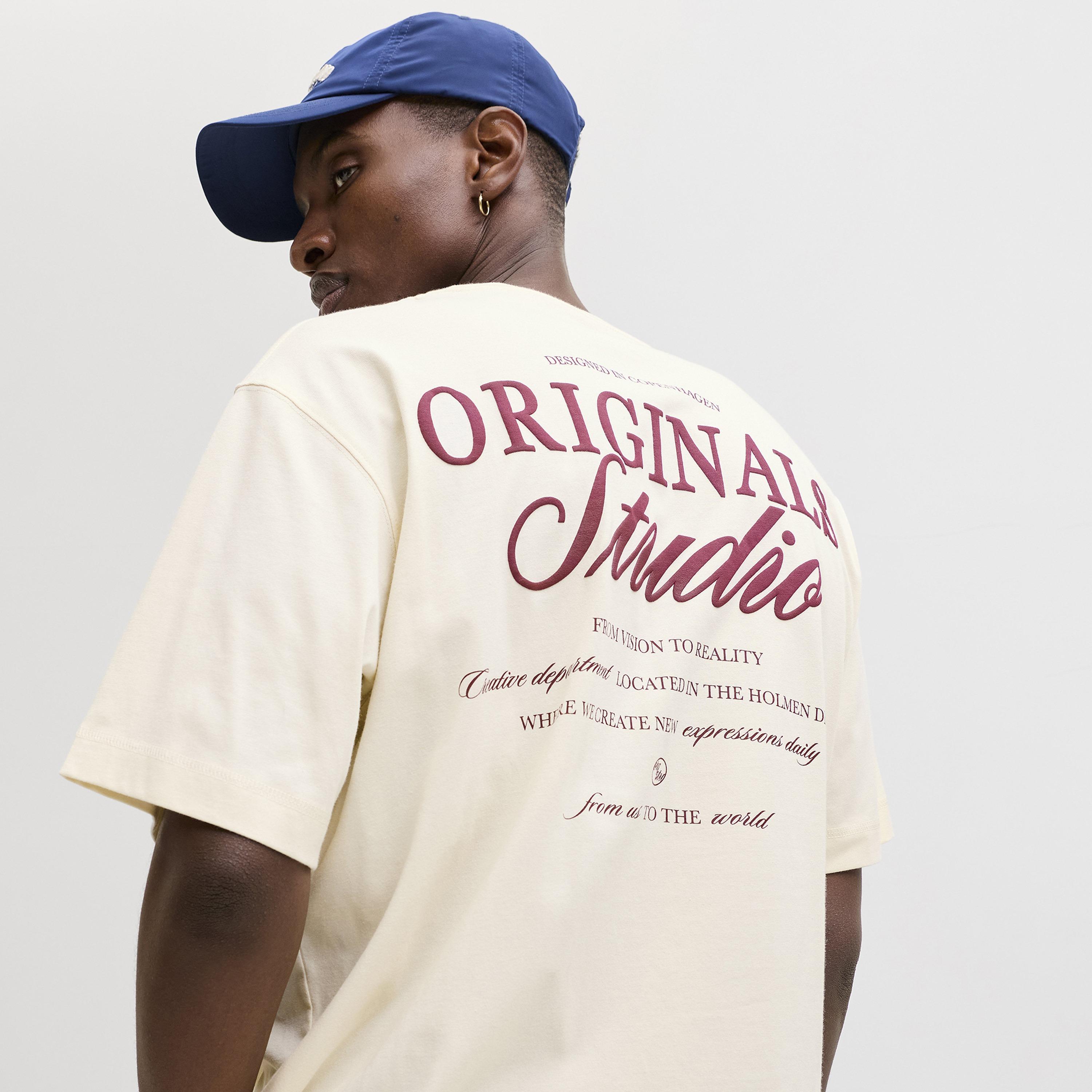 تيشرت رجالي بطبعة طبوغرافية وياقة مستديرة وأكمام قصيرة من جاك آند جونز-men-clothing-tshirtsandpolos-tshirts-image-3