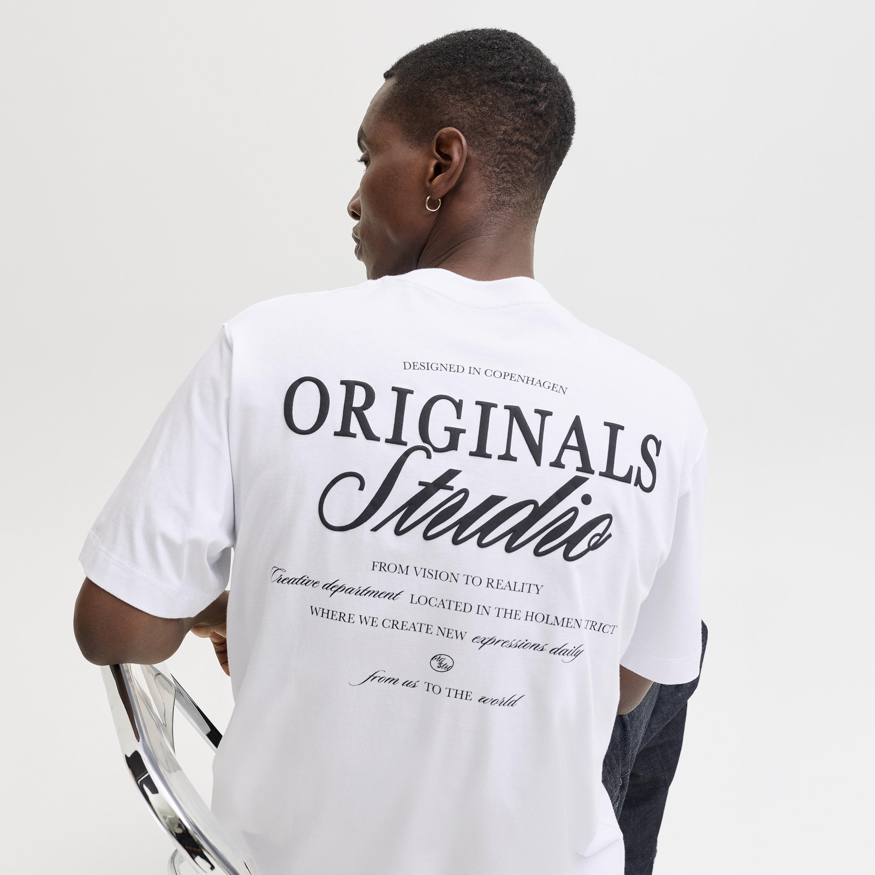 تيشرت رجالي بطبعة طبوغرافية وياقة مستديرة وأكمام قصيرة من جاك آند جونز-men-clothing-tshirtsandpolos-tshirts-image-3
