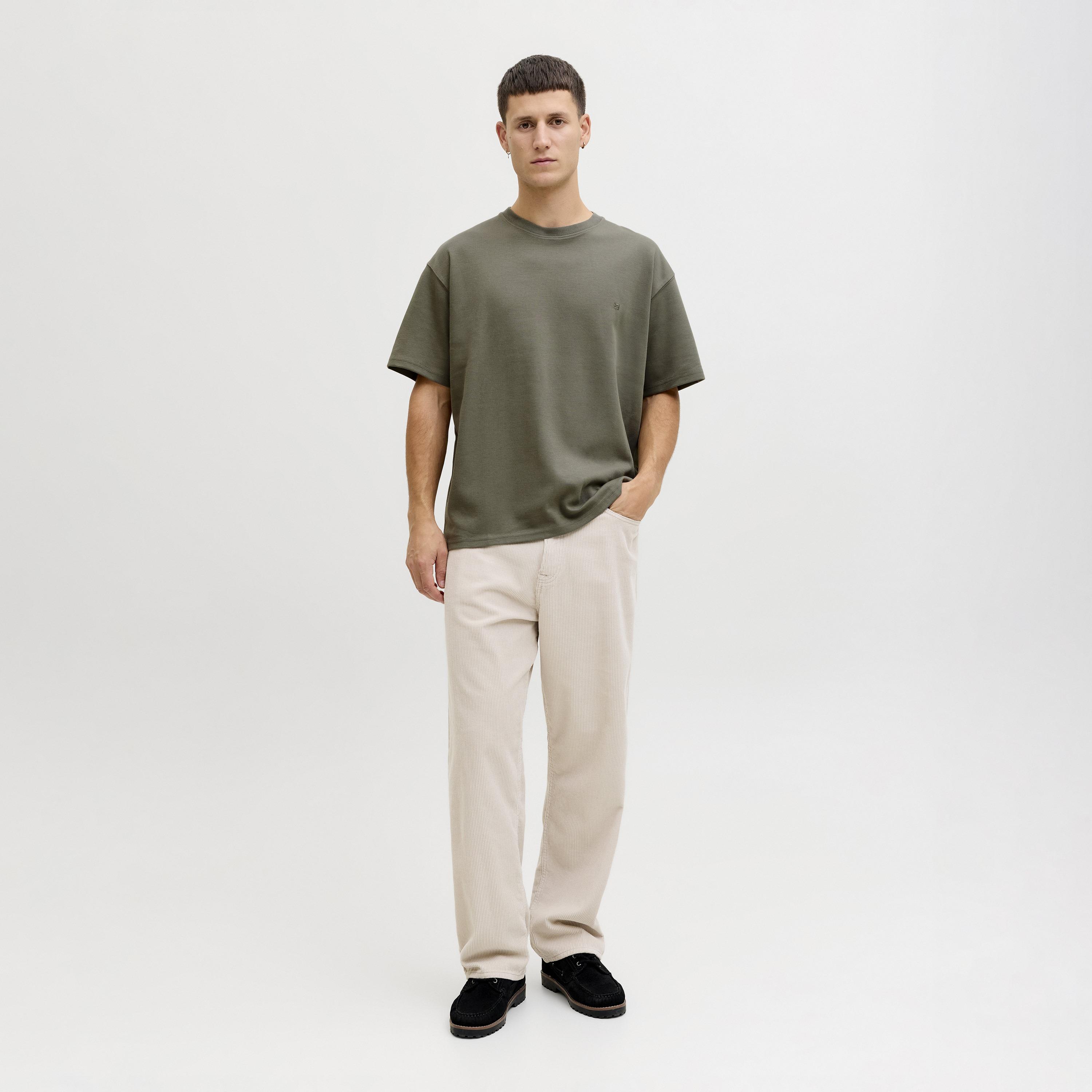 تيشرت رجالي سادة بياقة مستديرة وأكمام قصيرة من جاك آند جونز-men-clothing-tshirtsandpolos-tshirts-image-2