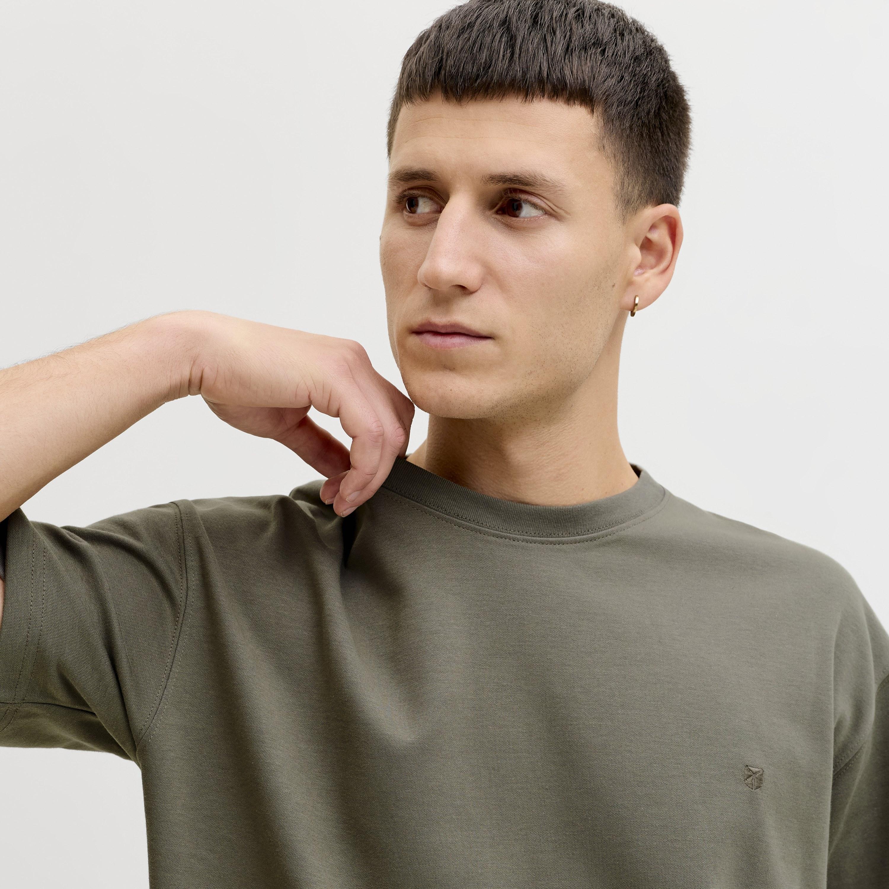 تيشرت رجالي سادة بياقة مستديرة وأكمام قصيرة من جاك آند جونز-men-clothing-tshirtsandpolos-tshirts-image-3