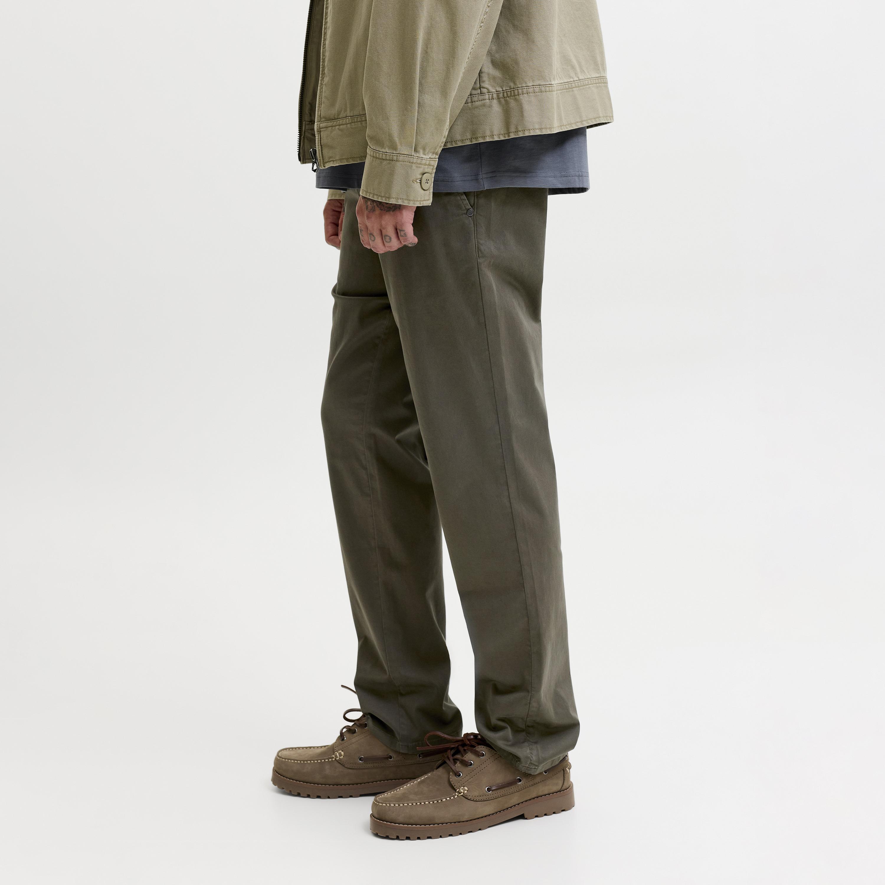 بنطال تشينو رجالي سادة بقصة عادية (ريجيلار فيت) وخصر متوسط الارتفاع من جاك آند جونز-men-clothing-bottoms-trousersandchinos-chinos-image-6
