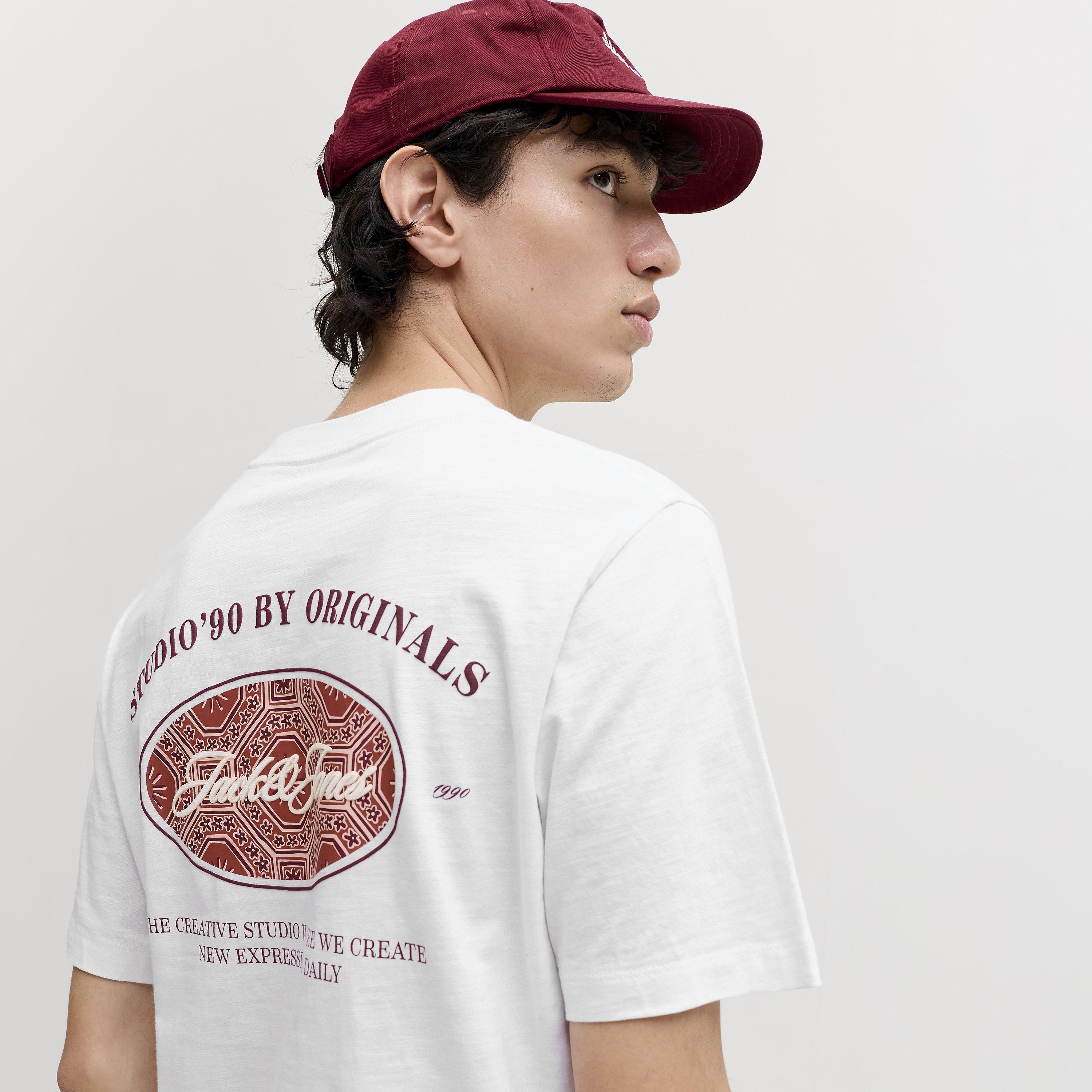 تيشرت رجالي بطبعة غرافيك وياقة مستديرة وأكمام قصيرة من جاك آند جونز-men-clothing-tshirtsandpolos-tshirts-image-3