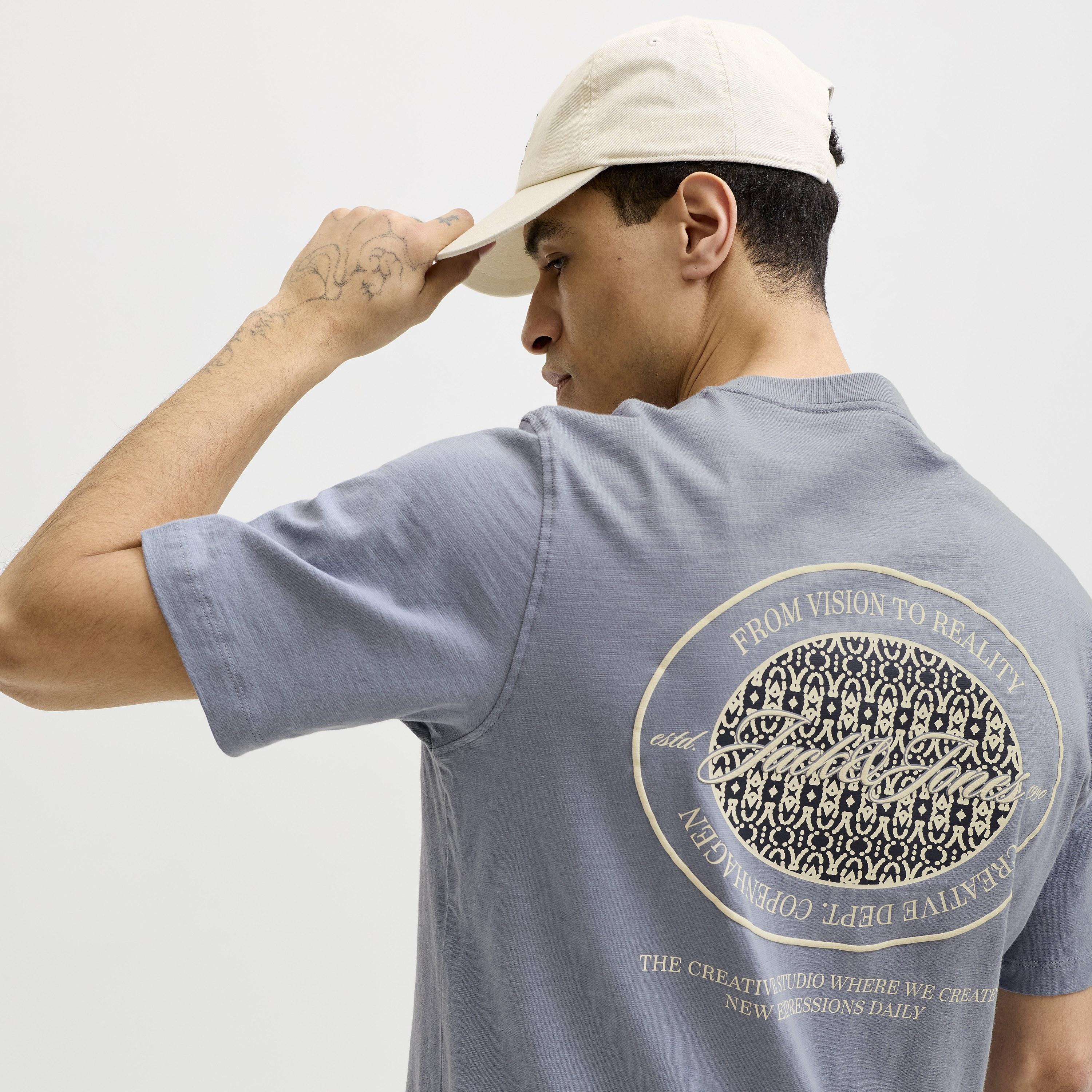 تيشرت رجالي بطبعة غرافيك وياقة مستديرة وأكمام قصيرة من جاك آند جونز-men-clothing-tshirtsandpolos-tshirts-image-3