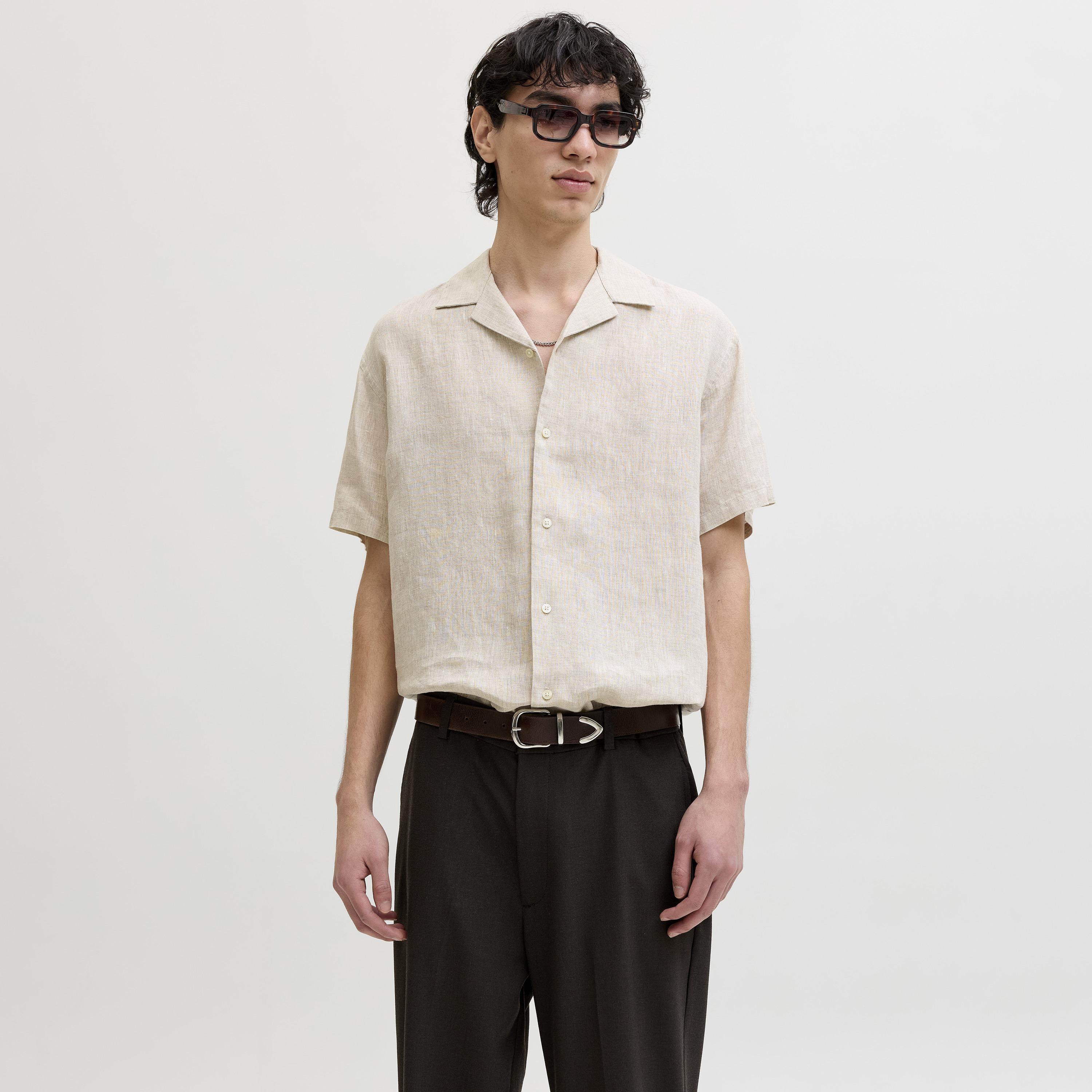 قميص رجالي بقصة عادية (ريجيولار فيت) سادة بياقة ريزورت وأكمام قصيرة من جاك آند جونز-men-clothing-shirts-image-16