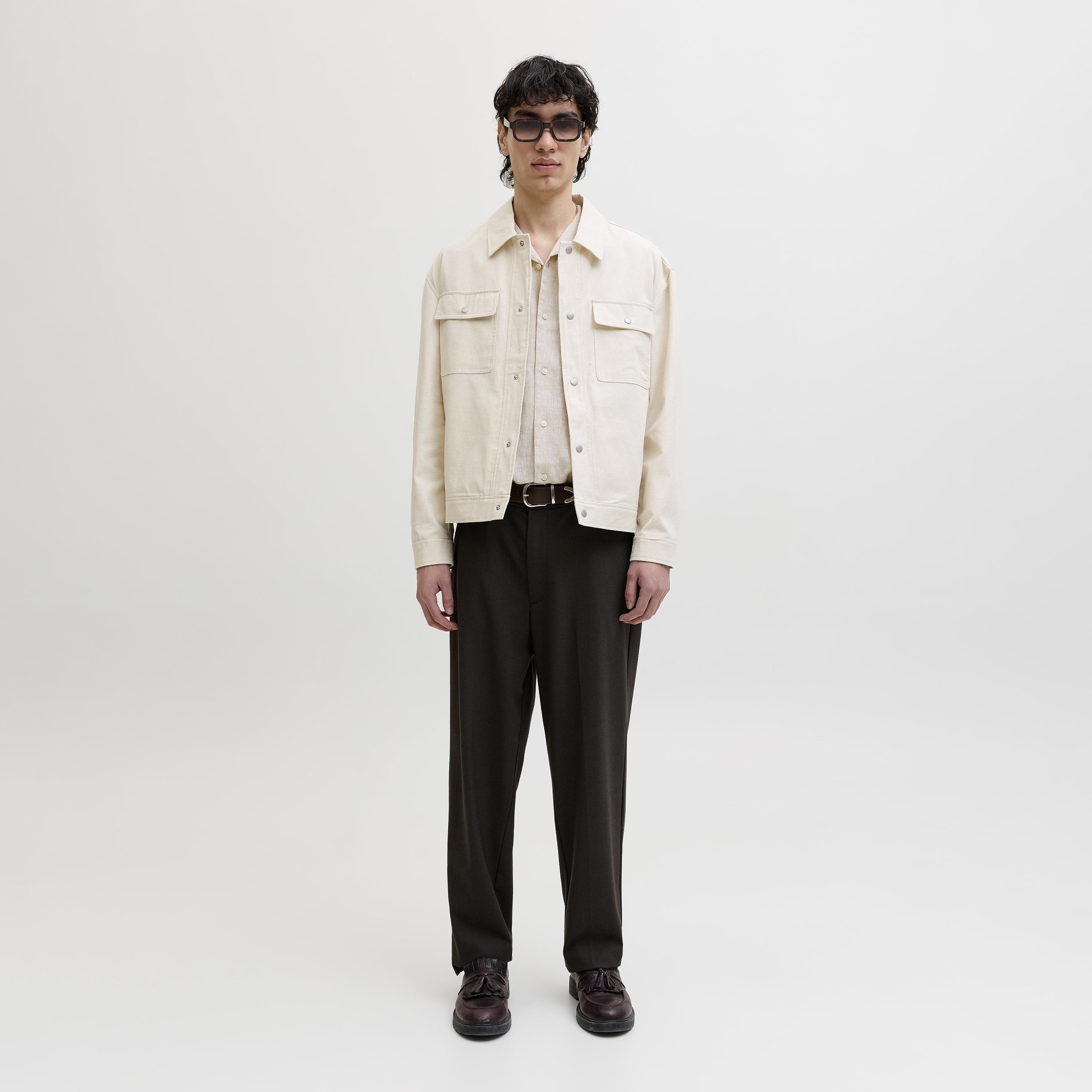 قميص رجالي بقصة عادية (ريجيولار فيت) سادة بياقة ريزورت وأكمام قصيرة من جاك آند جونز-men-clothing-shirts-image-17