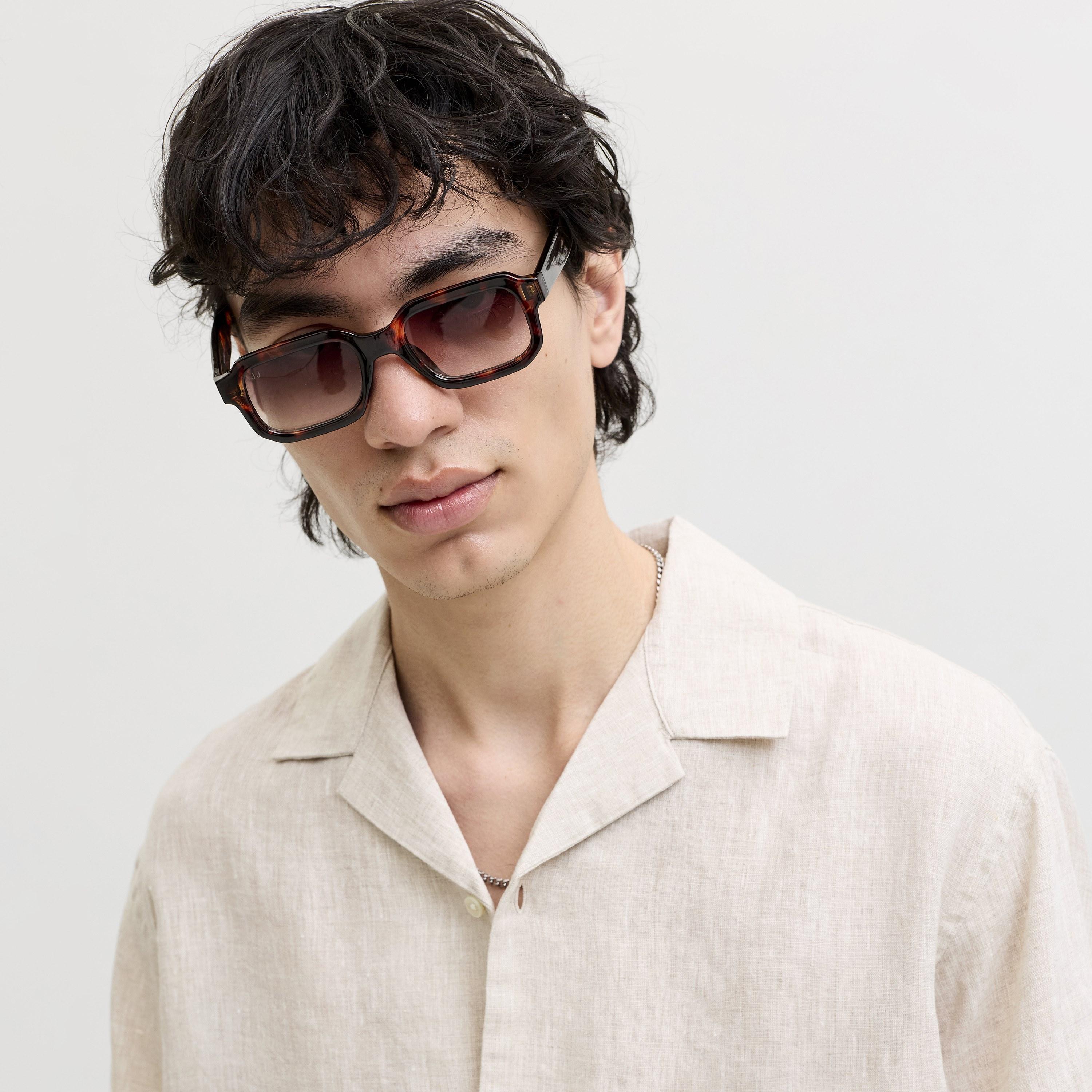 قميص رجالي بقصة عادية (ريجيولار فيت) سادة بياقة ريزورت وأكمام قصيرة من جاك آند جونز-men-clothing-shirts-image-18