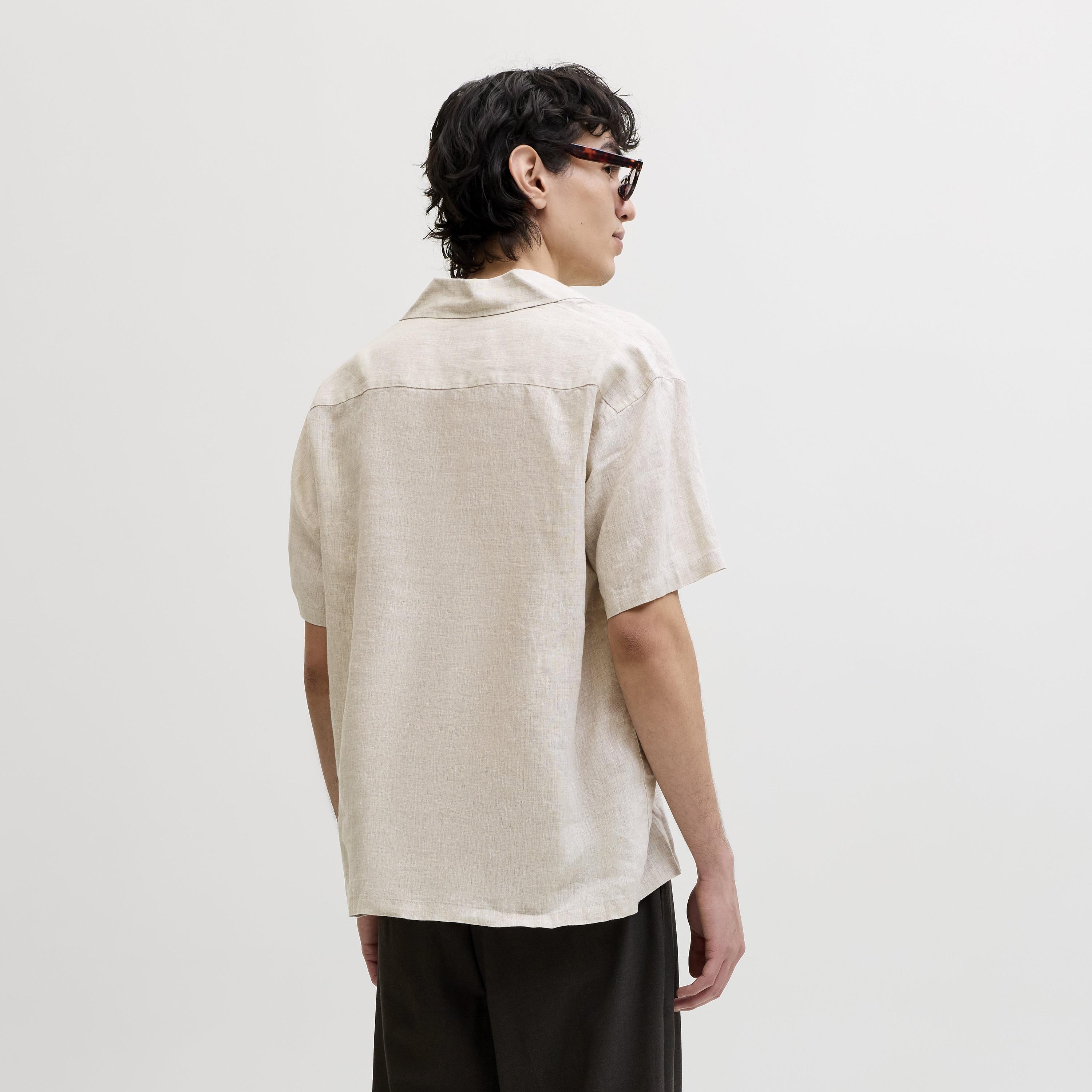 قميص رجالي بقصة عادية (ريجيولار فيت) سادة بياقة ريزورت وأكمام قصيرة من جاك آند جونز-men-clothing-shirts-image-19