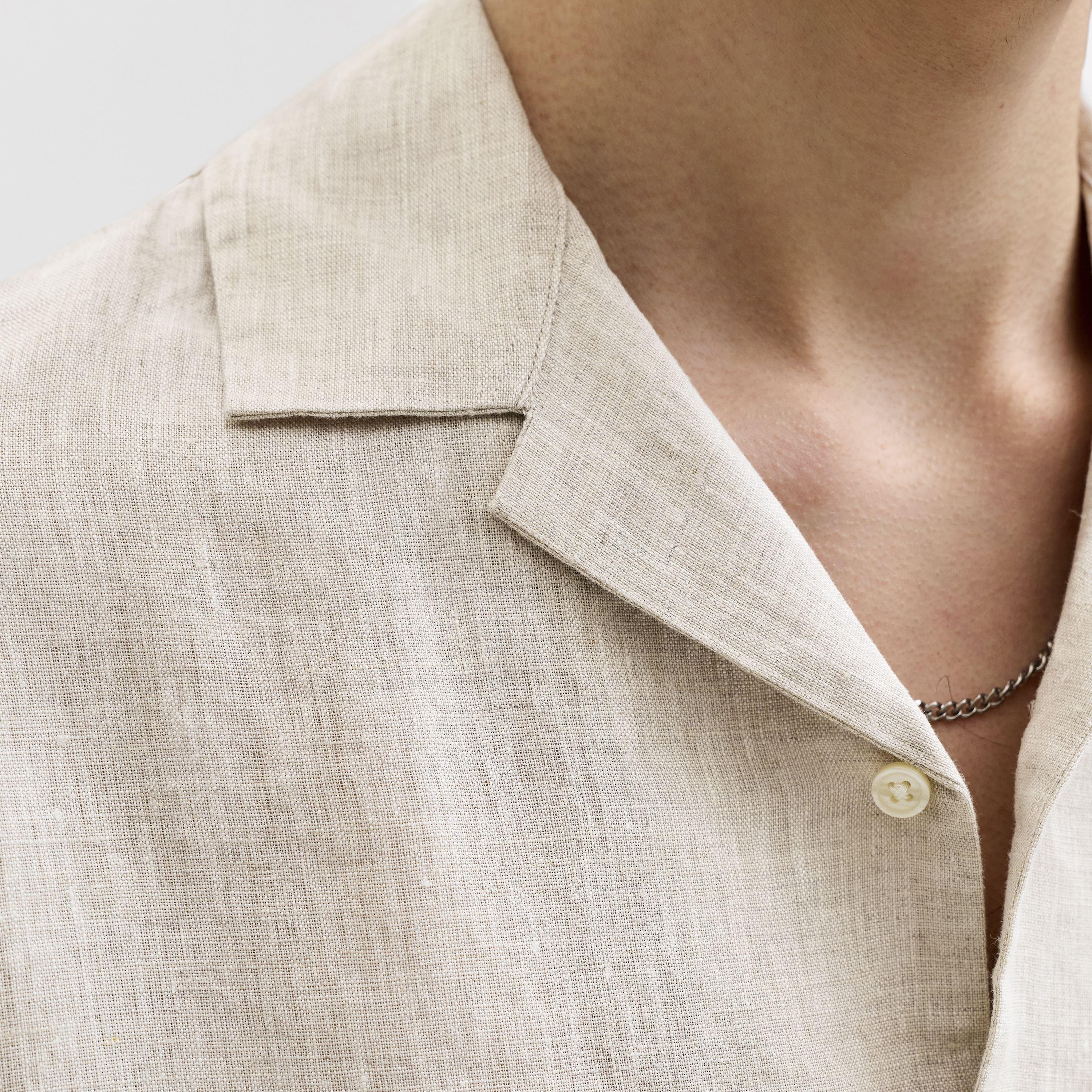 قميص رجالي بقصة عادية (ريجيولار فيت) سادة بياقة ريزورت وأكمام قصيرة من جاك آند جونز-men-clothing-shirts-image-20