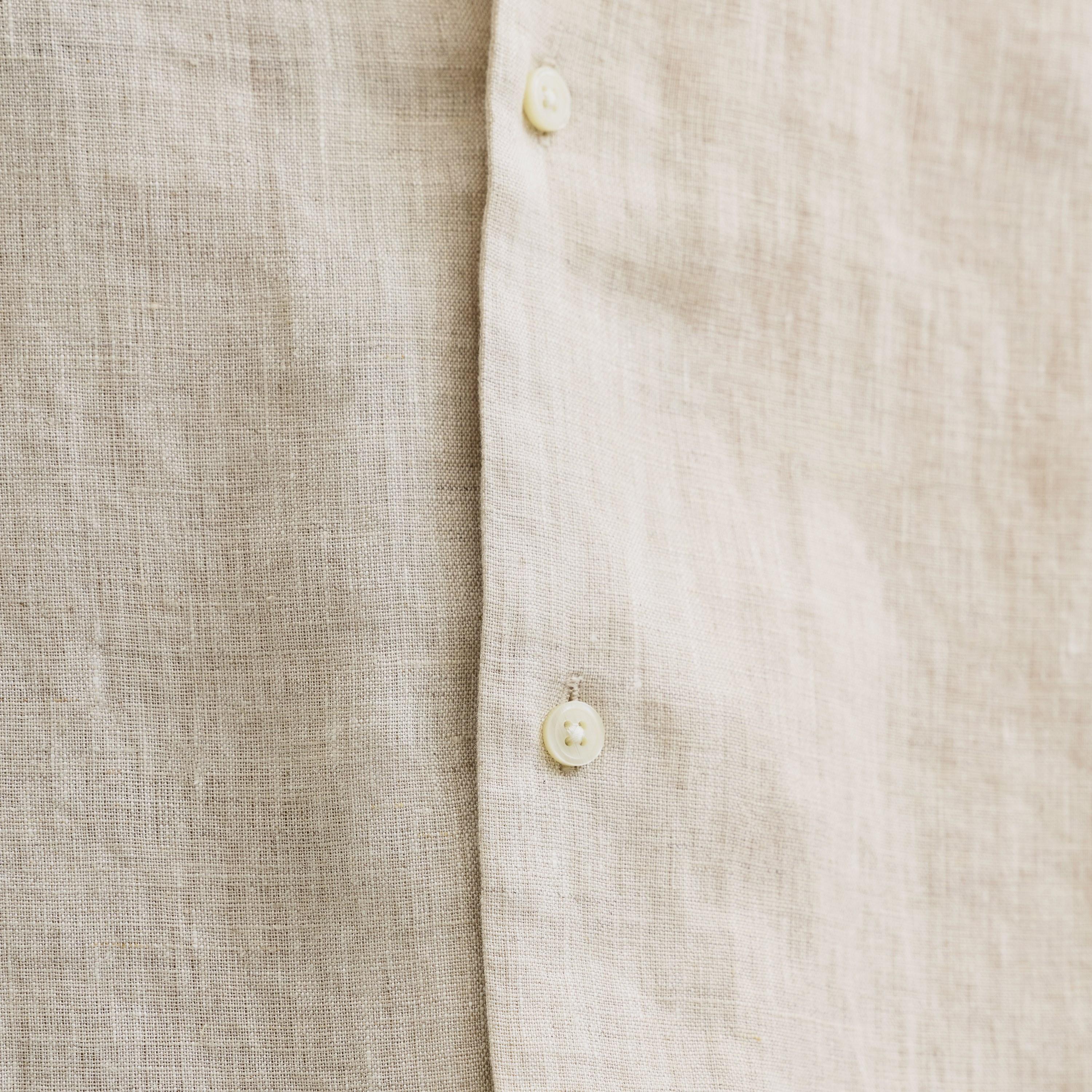 قميص رجالي بقصة عادية (ريجيولار فيت) سادة بياقة ريزورت وأكمام قصيرة من جاك آند جونز-men-clothing-shirts-image-21