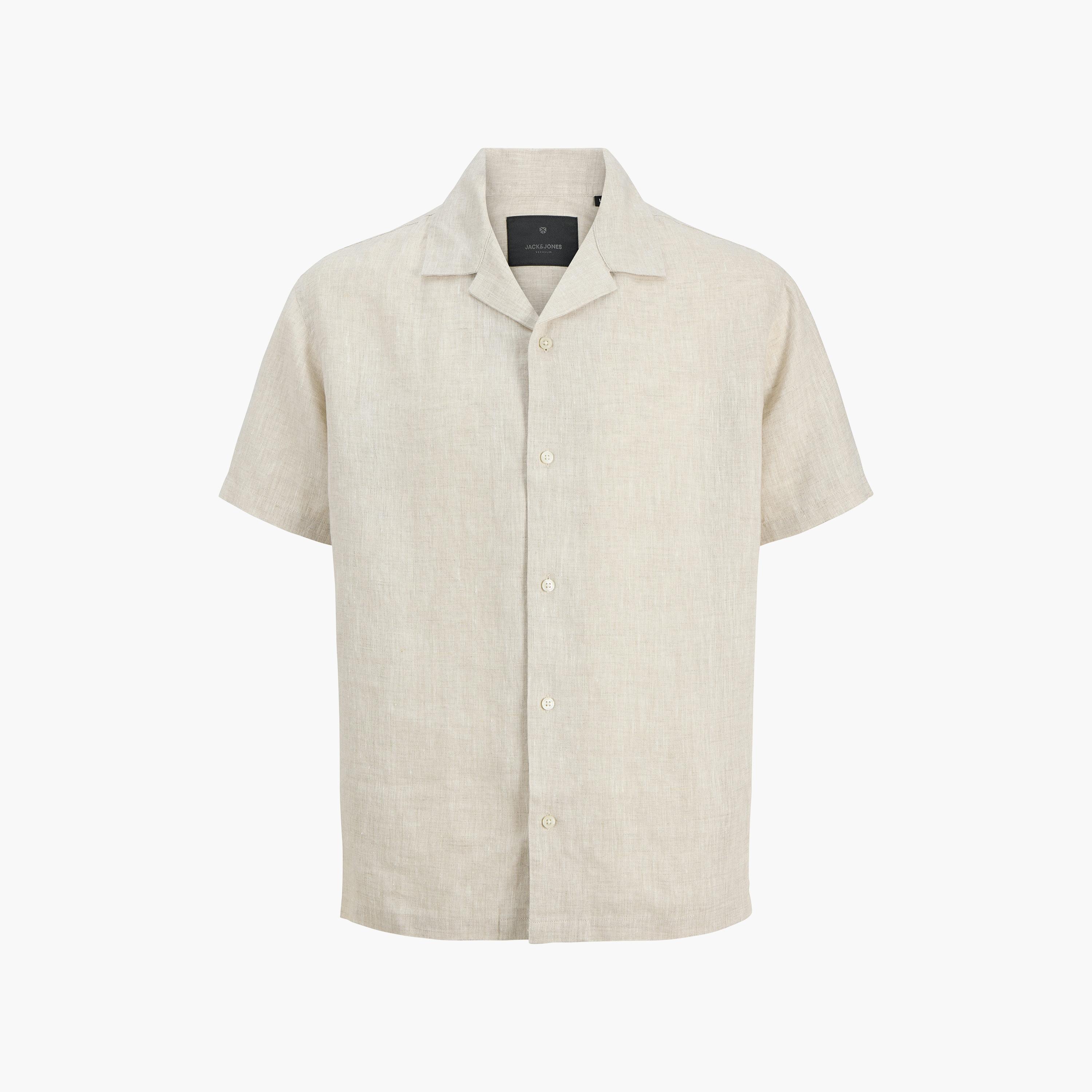 قميص رجالي بقصة عادية (ريجيولار فيت) سادة بياقة ريزورت وأكمام قصيرة من جاك آند جونز-men-clothing-shirts-image-22