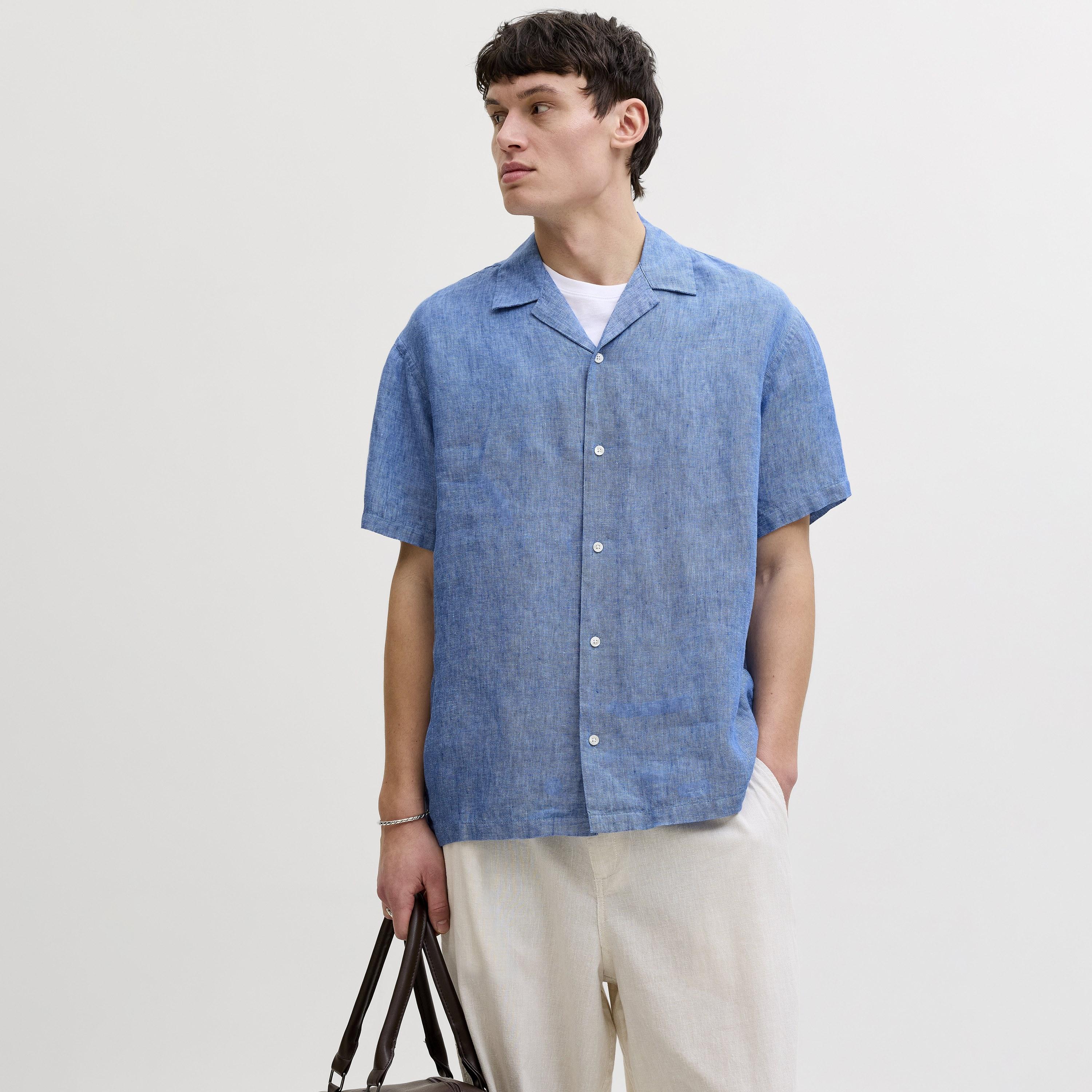قميص رجالي بقصة عادية (ريجيولار فيت) سادة بياقة ريزورت وأكمام قصيرة من جاك آند جونز-men-clothing-shirts-image-1