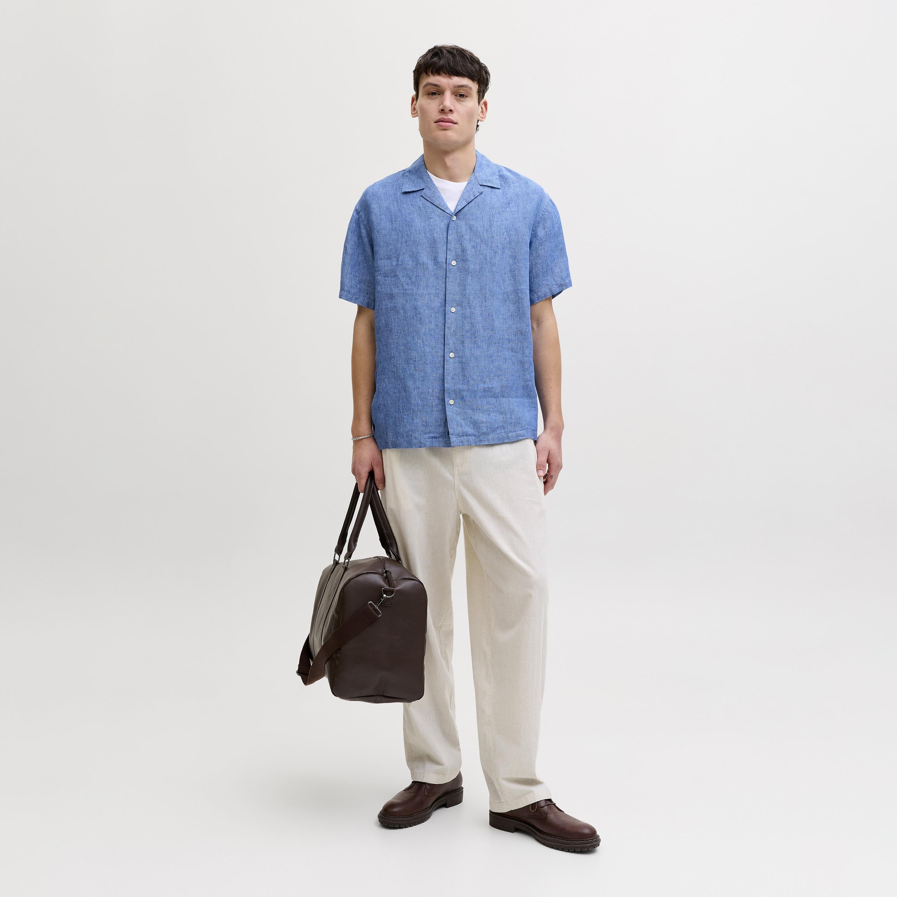 قميص رجالي بقصة عادية (ريجيولار فيت) سادة بياقة ريزورت وأكمام قصيرة من جاك آند جونز-men-clothing-shirts-image-2
