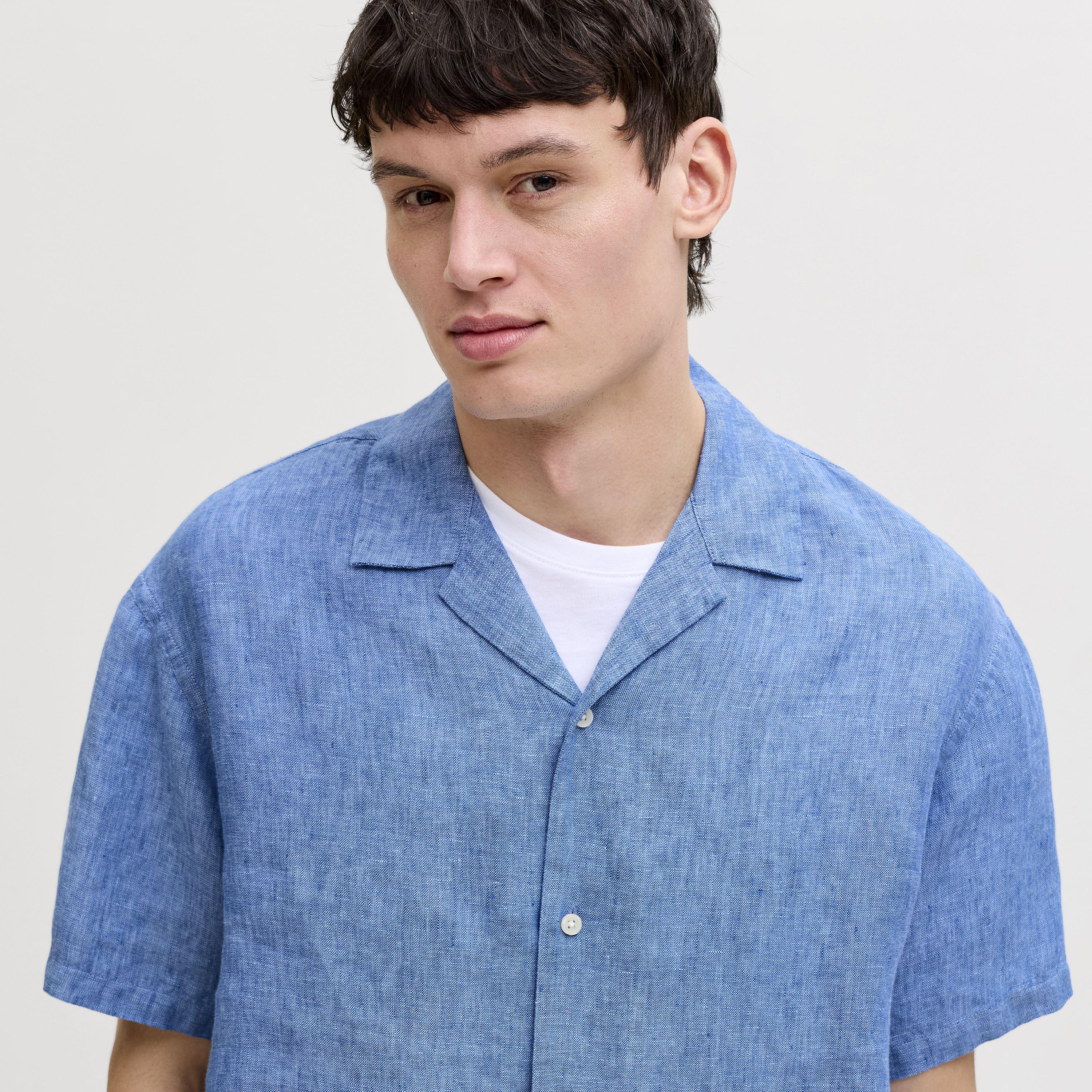 قميص رجالي بقصة عادية (ريجيولار فيت) سادة بياقة ريزورت وأكمام قصيرة من جاك آند جونز-men-clothing-shirts-image-3