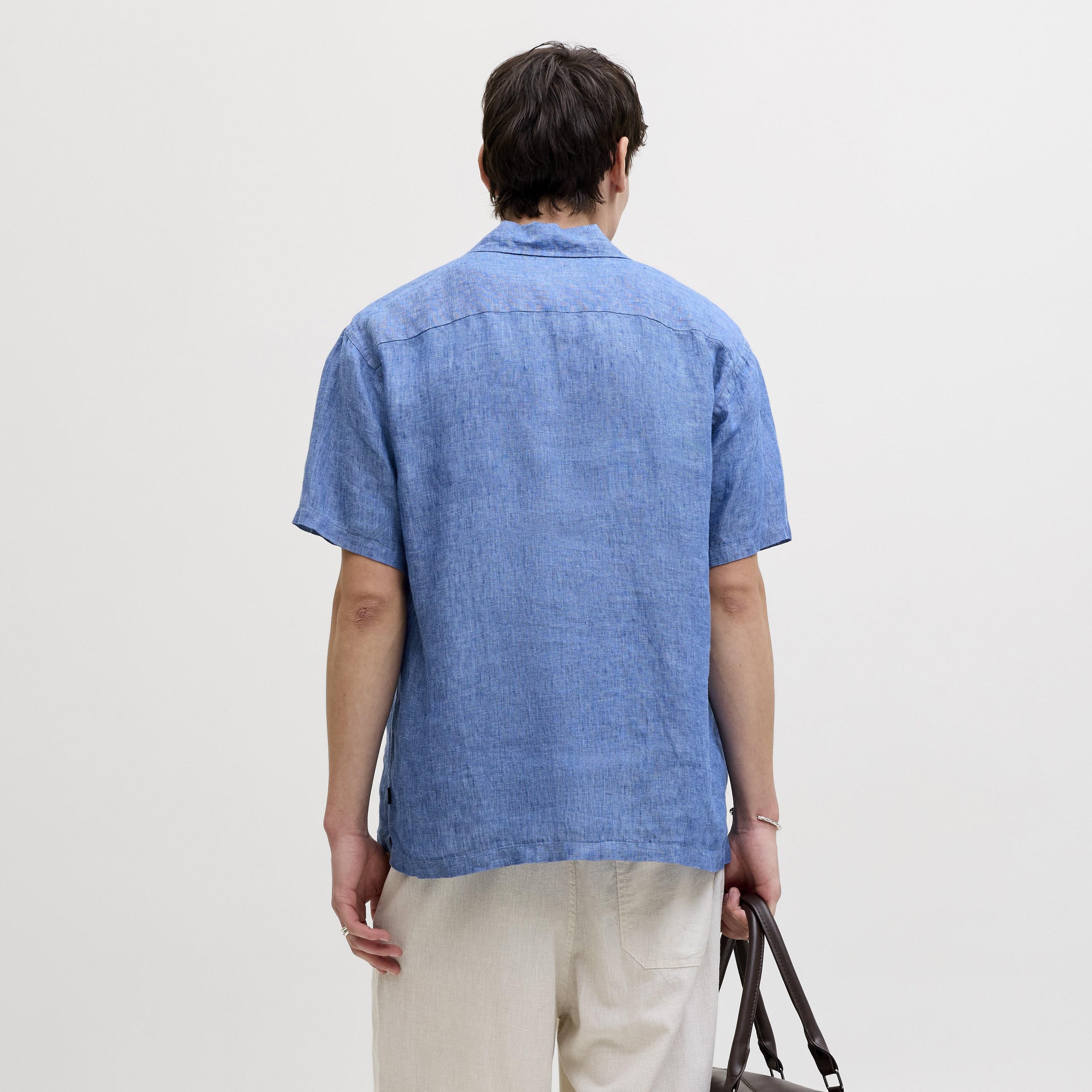 قميص رجالي بقصة عادية (ريجيولار فيت) سادة بياقة ريزورت وأكمام قصيرة من جاك آند جونز-men-clothing-shirts-image-4