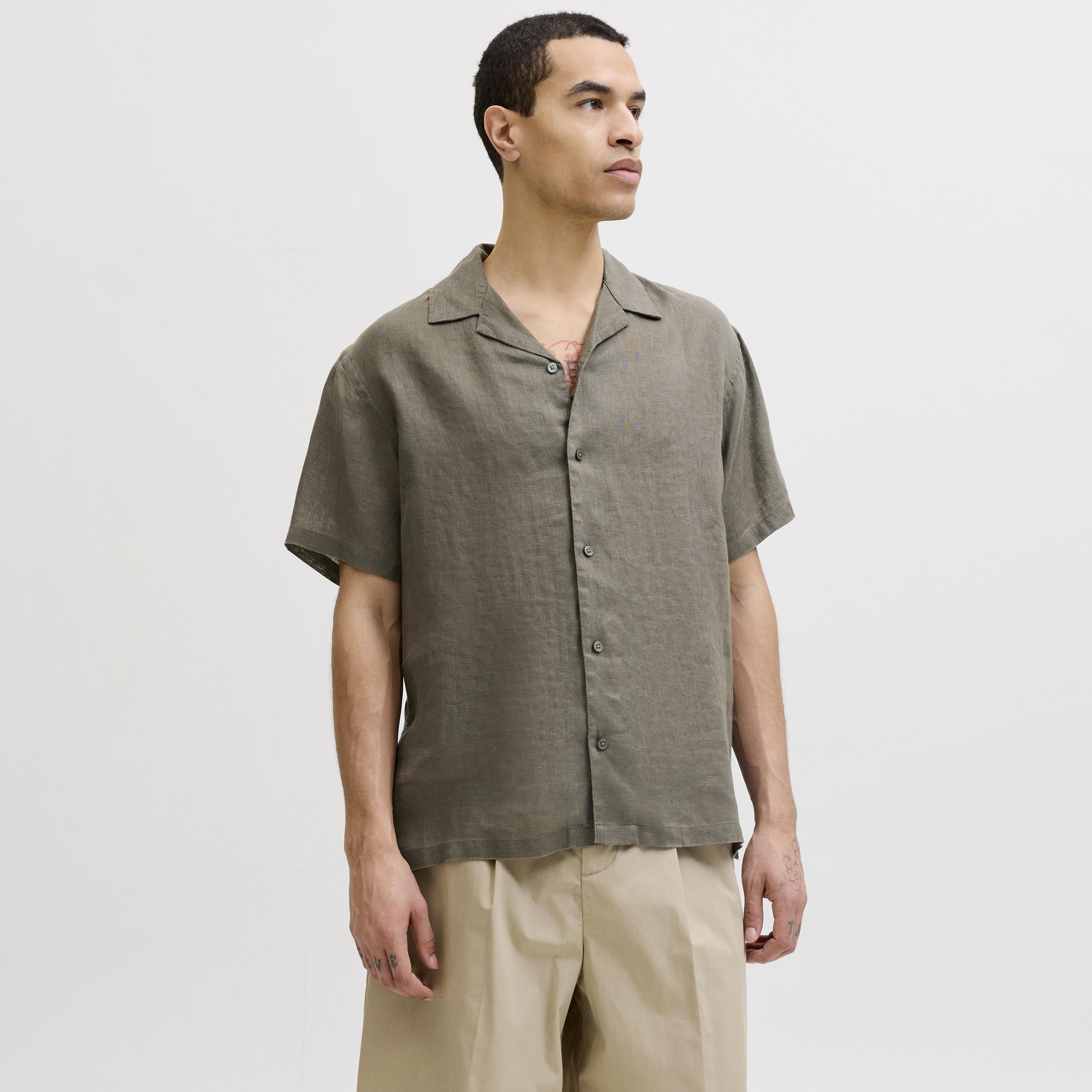 قميص رجالي بقصة عادية (ريجيولار فيت) سادة بياقة ريزورت وأكمام قصيرة من جاك آند جونز-men-clothing-shirts-image-23