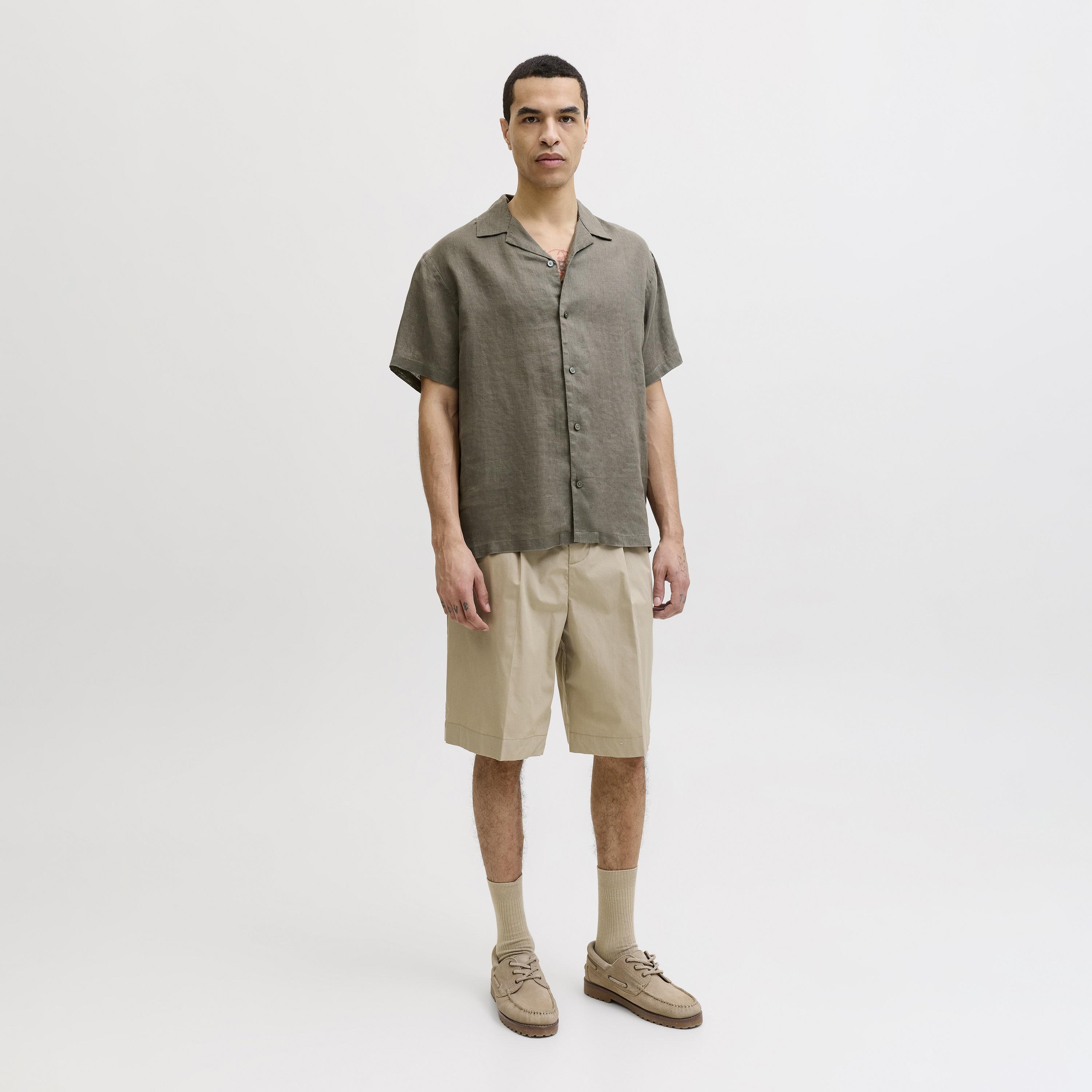 قميص رجالي بقصة عادية (ريجيولار فيت) سادة بياقة ريزورت وأكمام قصيرة من جاك آند جونز-men-clothing-shirts-image-24
