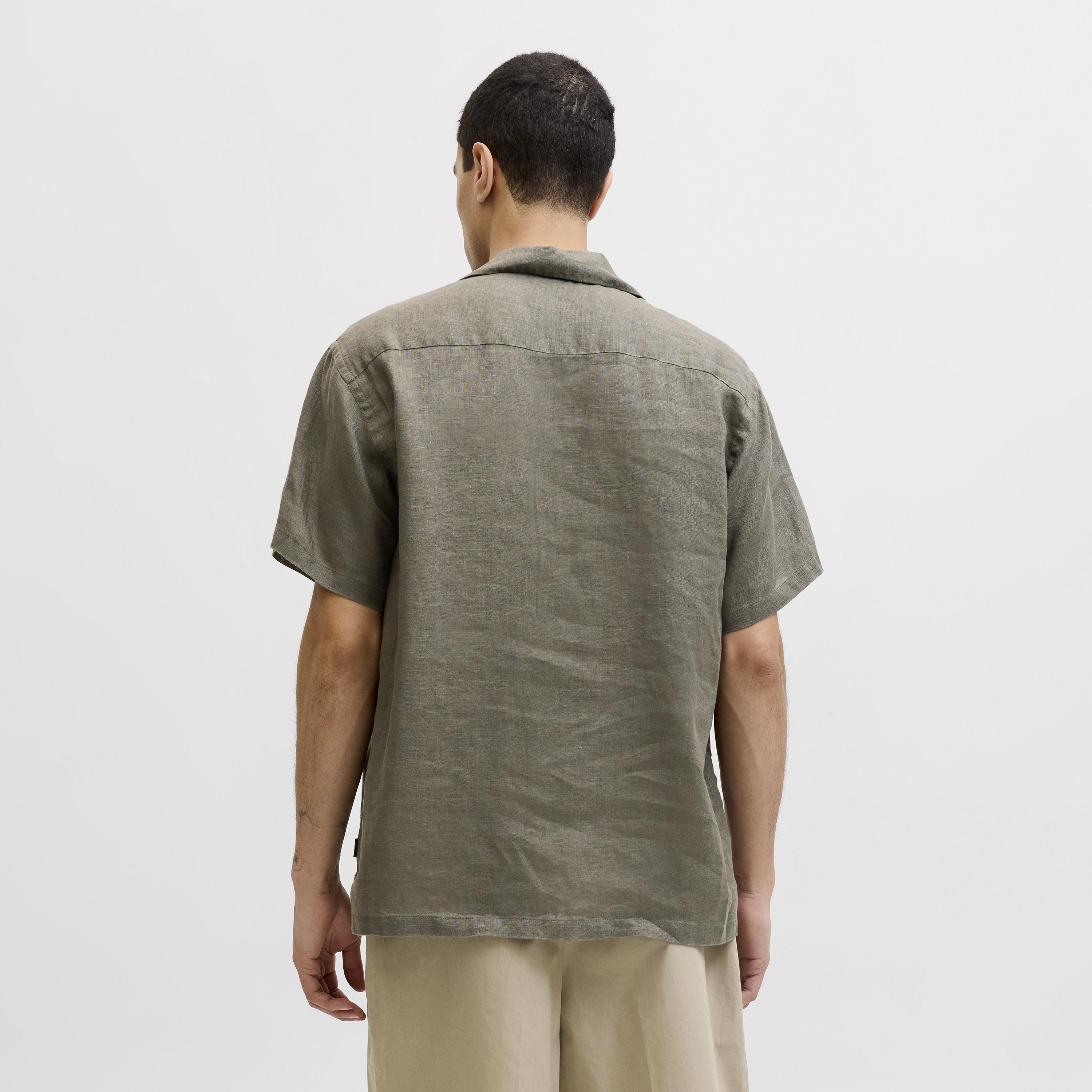 قميص رجالي بقصة عادية (ريجيولار فيت) سادة بياقة ريزورت وأكمام قصيرة من جاك آند جونز-men-clothing-shirts-image-26